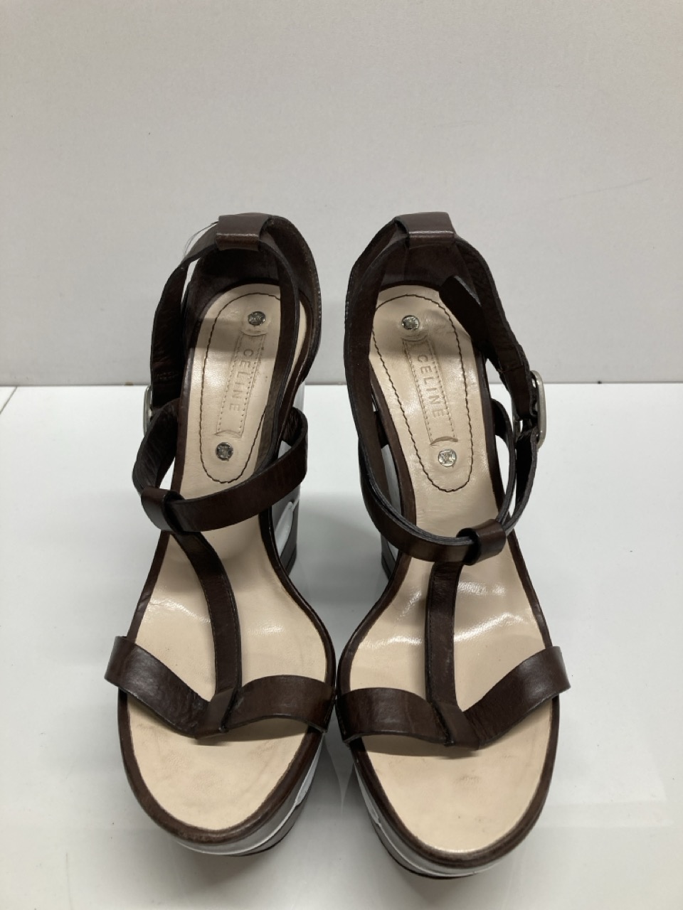 Lot 241  
            Edinburgh SR20 - Delivery Only 

                
CELINE PLATFORM WEDGE SANDALS IN BROWN LEATHER NO SIZE: LOCATION - TABLE 1
