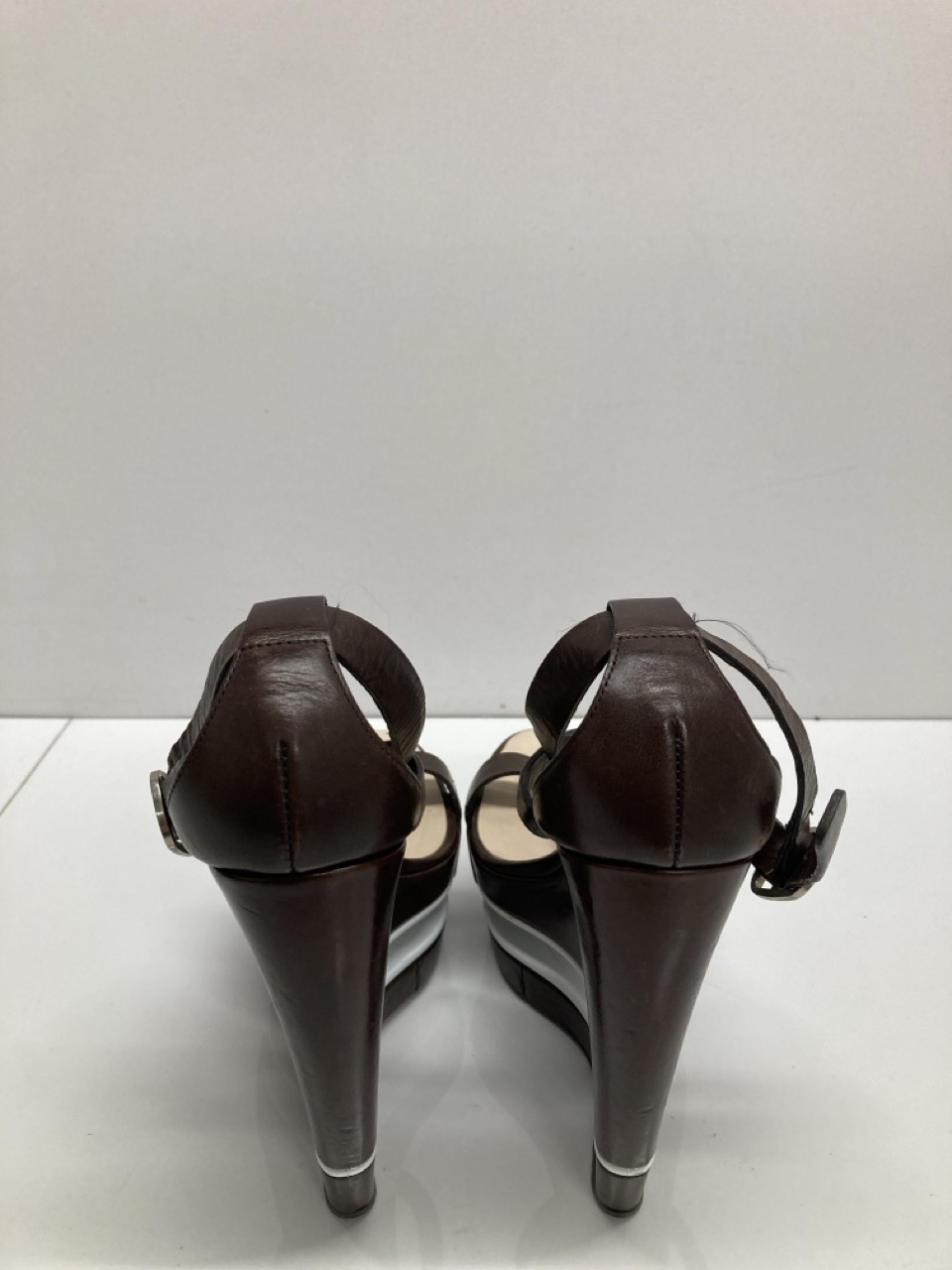 Lot 241  
            Edinburgh SR20 - Delivery Only 

                
CELINE PLATFORM WEDGE SANDALS IN BROWN LEATHER NO SIZE: LOCATION - TABLE 1