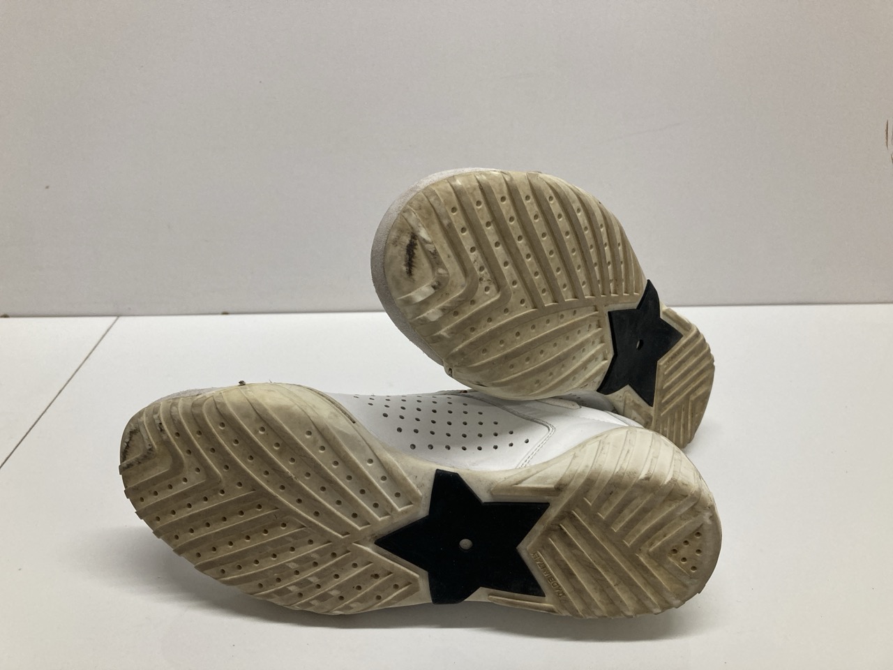 Lot 242  
            Edinburgh SR20 - Delivery Only 

                
DIOR D-FENCE LACE UP SNEAKERS IN WHITE LEATHER AND SUEDE SIZE 35: LOCATION - TABLE 1