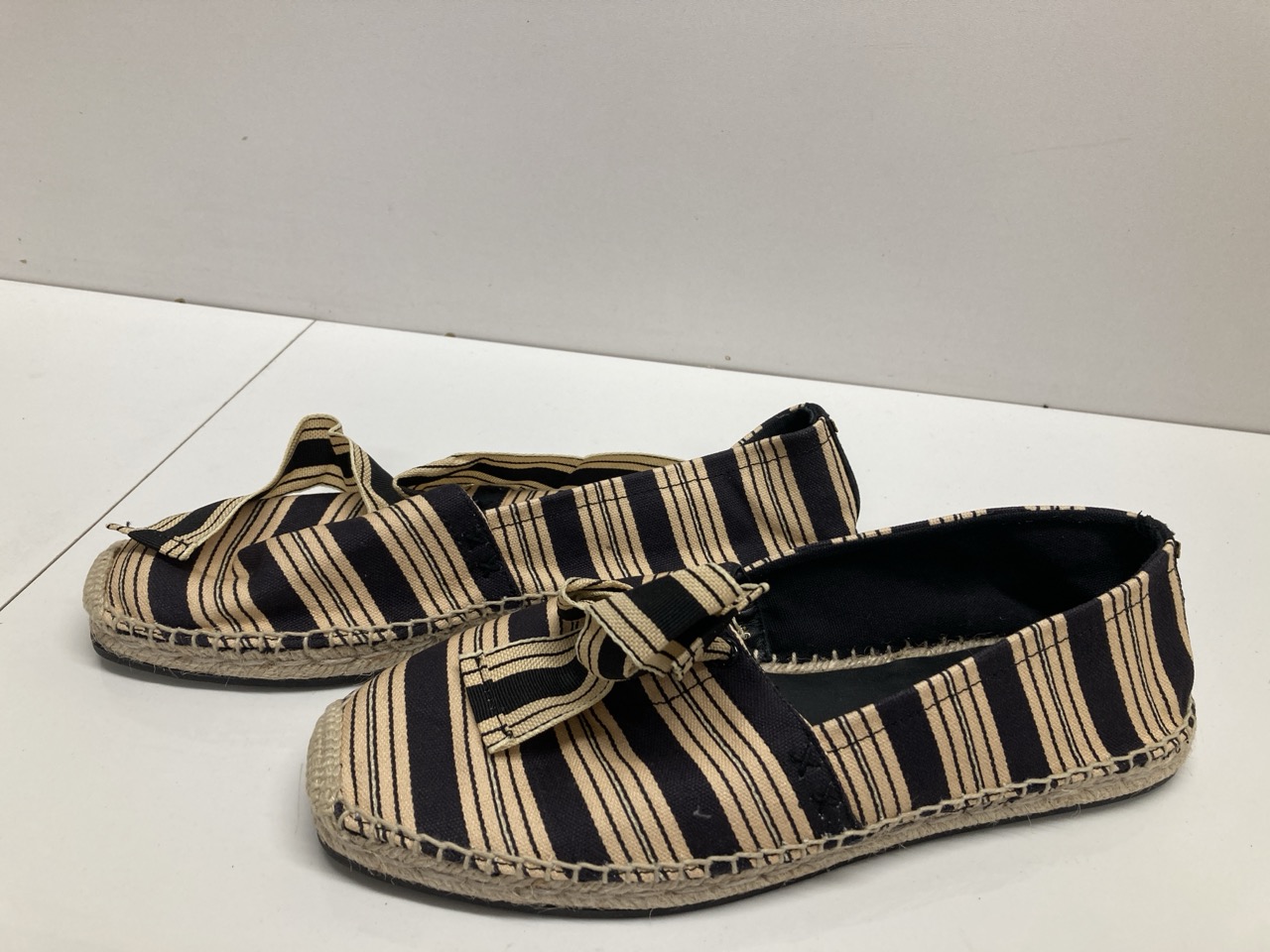 Lot 244  
            Edinburgh SR20 - Delivery Only 

                
TORY BURCH STRIPE BOW ESPADRILLE FLATS IN MULTICOLOR CANVAS NO SIZE: LOCATION - T...