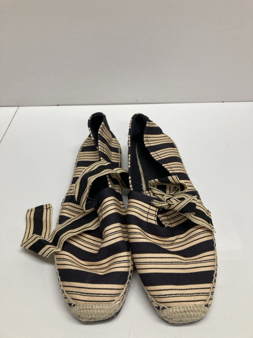 Lot 244  
            Edinburgh SR20 - Delivery Only 

                
TORY BURCH STRIPE BOW ESPADRILLE FLATS IN MULTICOLOR CANVAS NO SIZE: LOCATION - T...