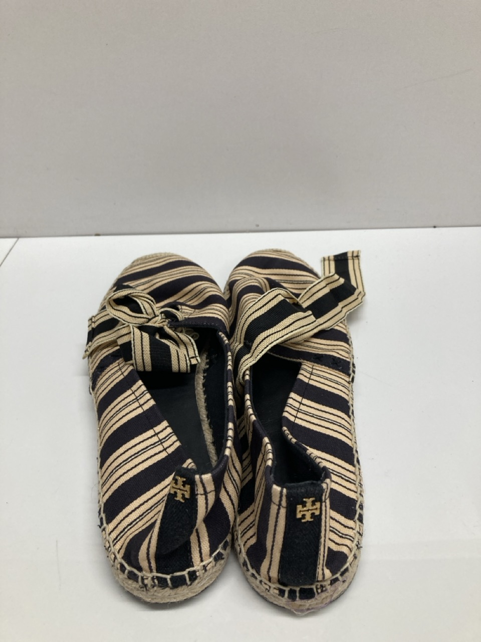 Lot 244  
            Edinburgh SR20 - Delivery Only 

                
TORY BURCH STRIPE BOW ESPADRILLE FLATS IN MULTICOLOR CANVAS NO SIZE: LOCATION - T...