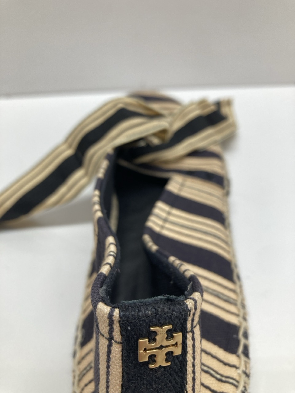 Lot 244  
            Edinburgh SR20 - Delivery Only 

                
TORY BURCH STRIPE BOW ESPADRILLE FLATS IN MULTICOLOR CANVAS NO SIZE: LOCATION - T...