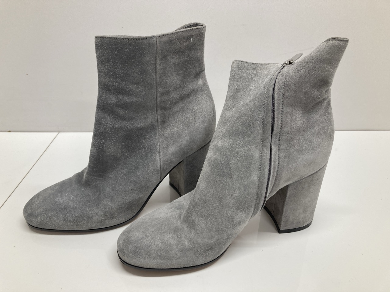 Lot 246  
            Edinburgh SR20 - Delivery Only 

                
GIANVITO ROSSI MARGAUX BLOCK-HEEL ANKLE BOOTS IN GREY SUEDE SIZE 35: LOCATION - T...