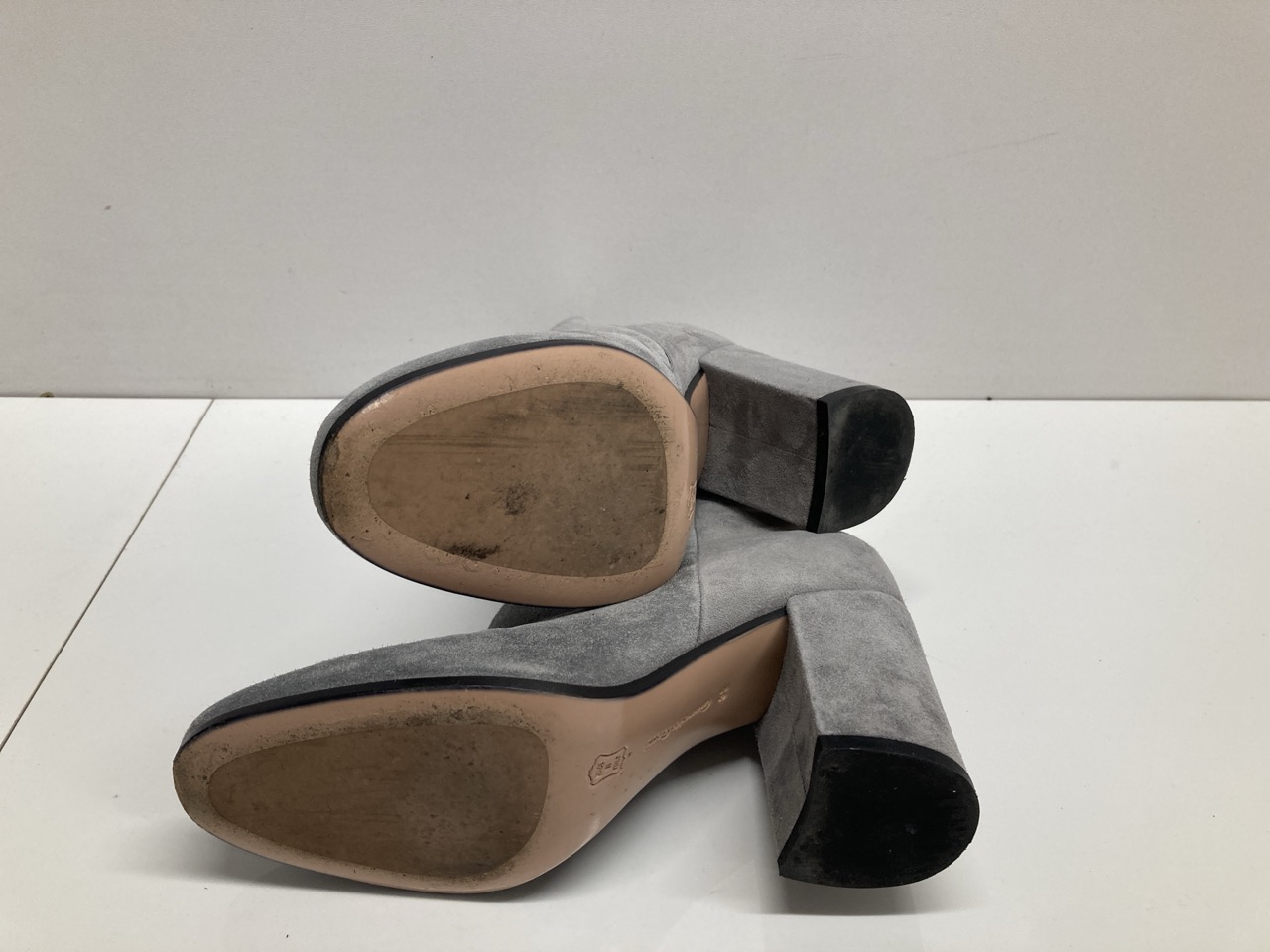 Lot 246  
            Edinburgh SR20 - Delivery Only 

                
GIANVITO ROSSI MARGAUX BLOCK-HEEL ANKLE BOOTS IN GREY SUEDE SIZE 35: LOCATION - T...