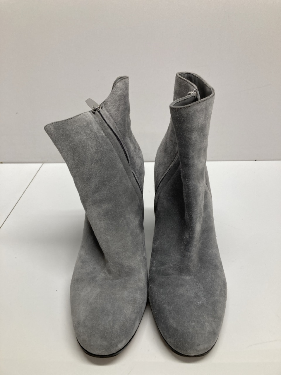 Lot 246  
            Edinburgh SR20 - Delivery Only 

                
GIANVITO ROSSI MARGAUX BLOCK-HEEL ANKLE BOOTS IN GREY SUEDE SIZE 35: LOCATION - T...