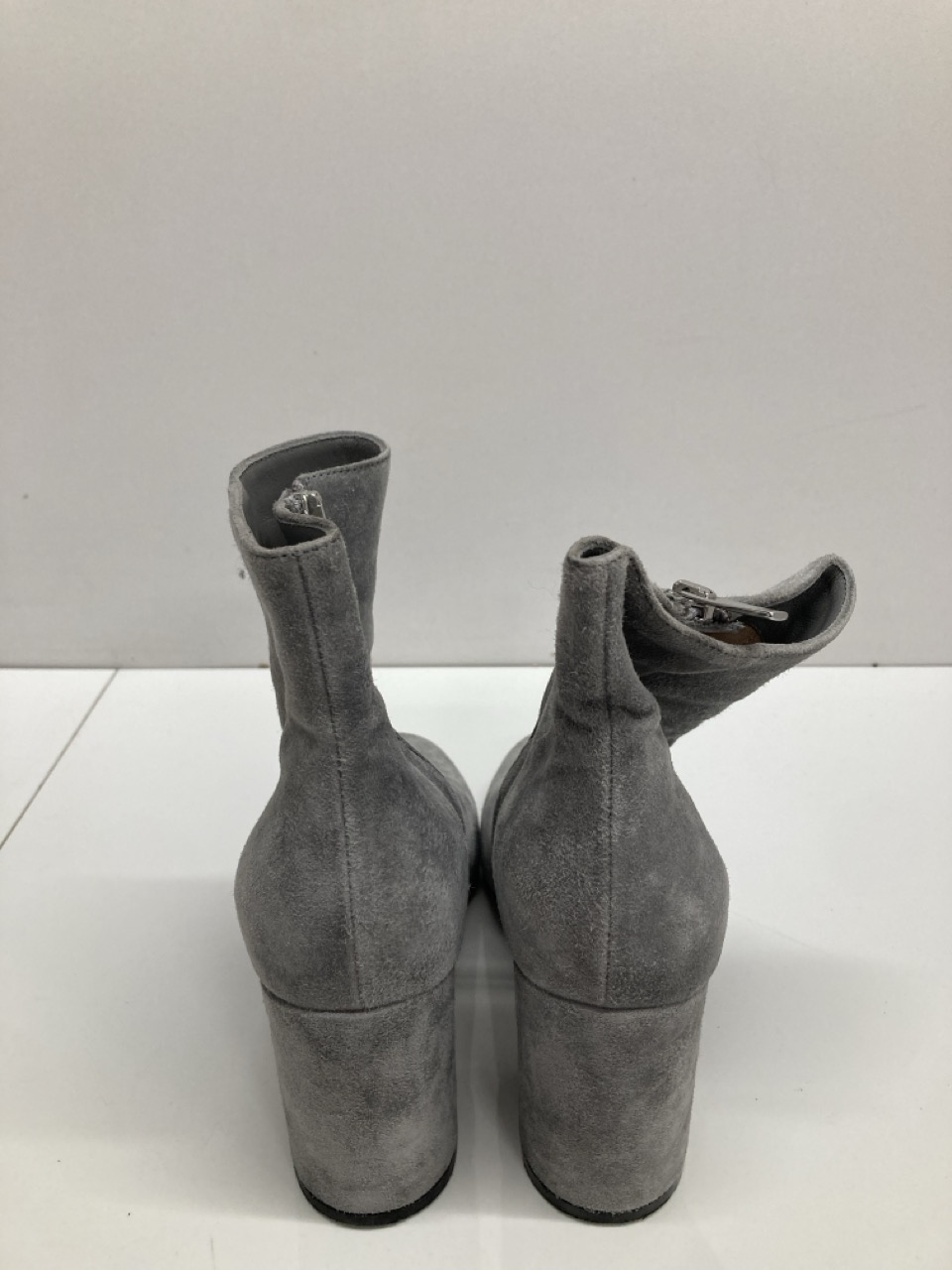 Lot 246  
            Edinburgh SR20 - Delivery Only 

                
GIANVITO ROSSI MARGAUX BLOCK-HEEL ANKLE BOOTS IN GREY SUEDE SIZE 35: LOCATION - T...