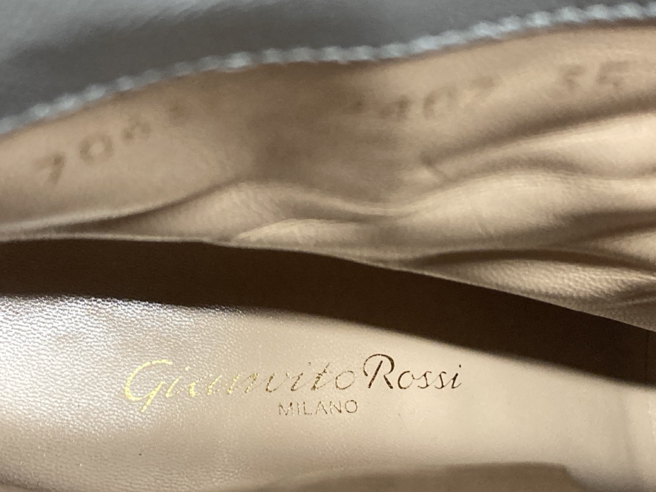 Lot 246  
            Edinburgh SR20 - Delivery Only 

                
GIANVITO ROSSI MARGAUX BLOCK-HEEL ANKLE BOOTS IN GREY SUEDE SIZE 35: LOCATION - T...