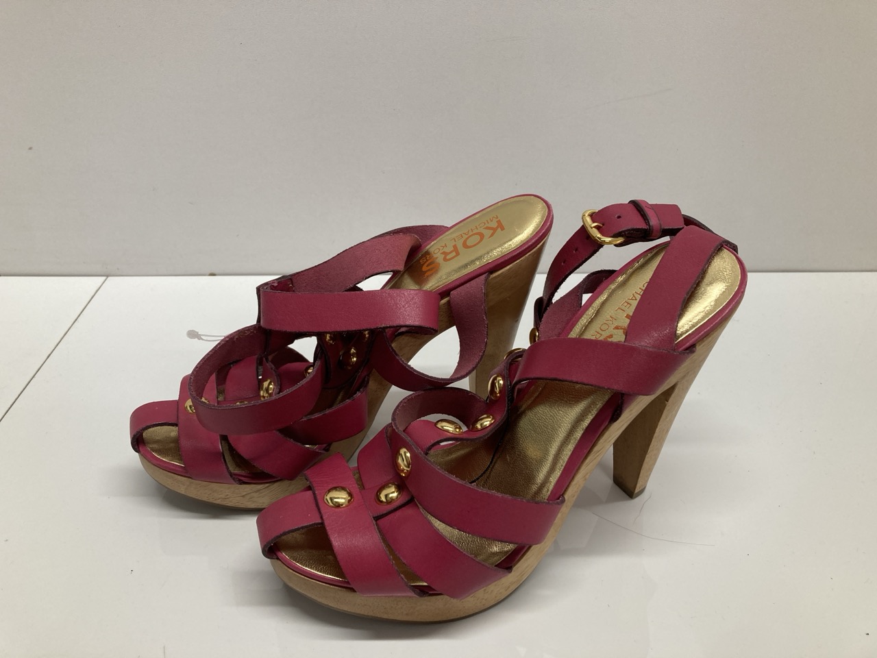 Lot 249  
            Edinburgh SR20 - Delivery Only 

                
MICHAEL KORS PLATFORM GLADIATOR SANDALS IN RED LEATHER NO SIZE: LOCATION - TABLE 1