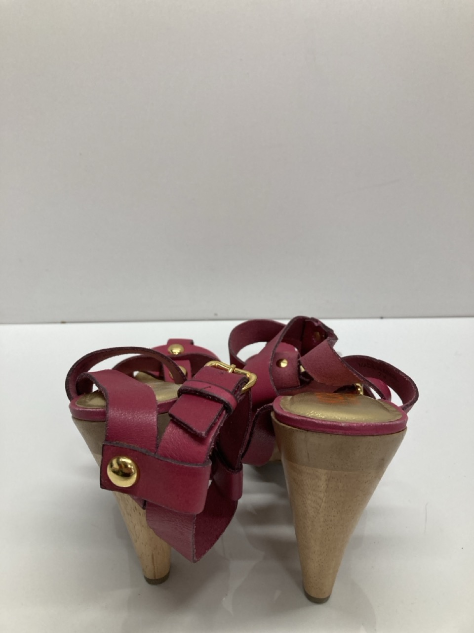 Lot 249  
            Edinburgh SR20 - Delivery Only 

                
MICHAEL KORS PLATFORM GLADIATOR SANDALS IN RED LEATHER NO SIZE: LOCATION - TABLE 1