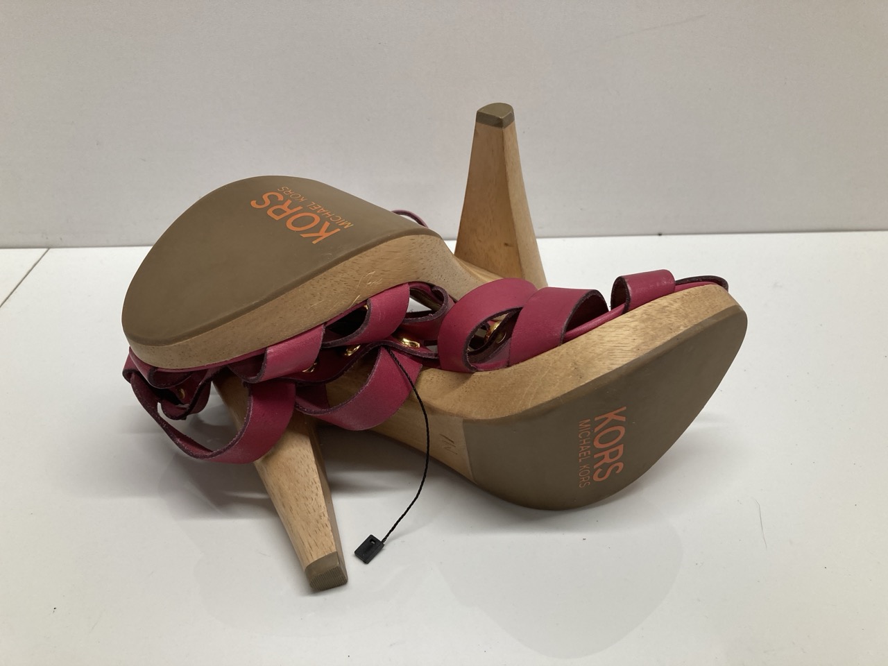 Lot 249  
            Edinburgh SR20 - Delivery Only 

                
MICHAEL KORS PLATFORM GLADIATOR SANDALS IN RED LEATHER NO SIZE: LOCATION - TABLE 1