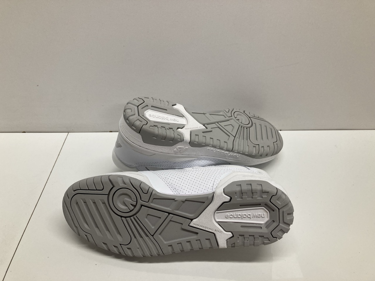 Lot 250  
            Edinburgh SR20 - Delivery Only 

                
NEW BALANCE 550 SNEAKERS IN WHITE LEATHER SIZE UK 7: LOCATION - TABLE 1