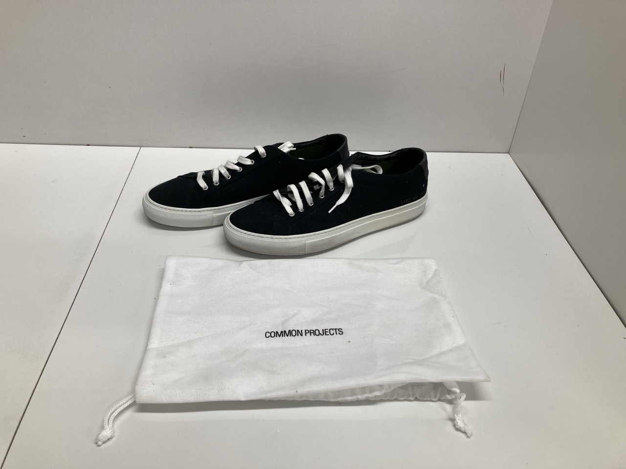 Lot 251  
            Edinburgh SR20 - Delivery Only 

                
COMMON PROJECTS ACHILLES LOW SNEAKERS IN BLACK CANVAS NO SIZE: LOCATION - TABLE 1