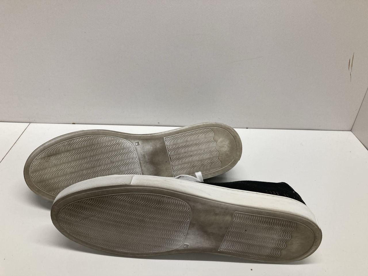 Lot 251  
            Edinburgh SR20 - Delivery Only 

                
COMMON PROJECTS ACHILLES LOW SNEAKERS IN BLACK CANVAS NO SIZE: LOCATION - TABLE 1