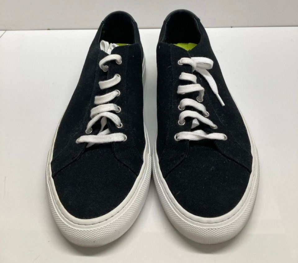 Lot 251  
            Edinburgh SR20 - Delivery Only 

                
COMMON PROJECTS ACHILLES LOW SNEAKERS IN BLACK CANVAS NO SIZE: LOCATION - TABLE 1
