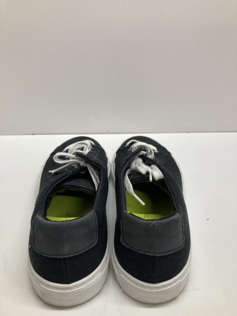 Lot 251  
            Edinburgh SR20 - Delivery Only 

                
COMMON PROJECTS ACHILLES LOW SNEAKERS IN BLACK CANVAS NO SIZE: LOCATION - TABLE 1