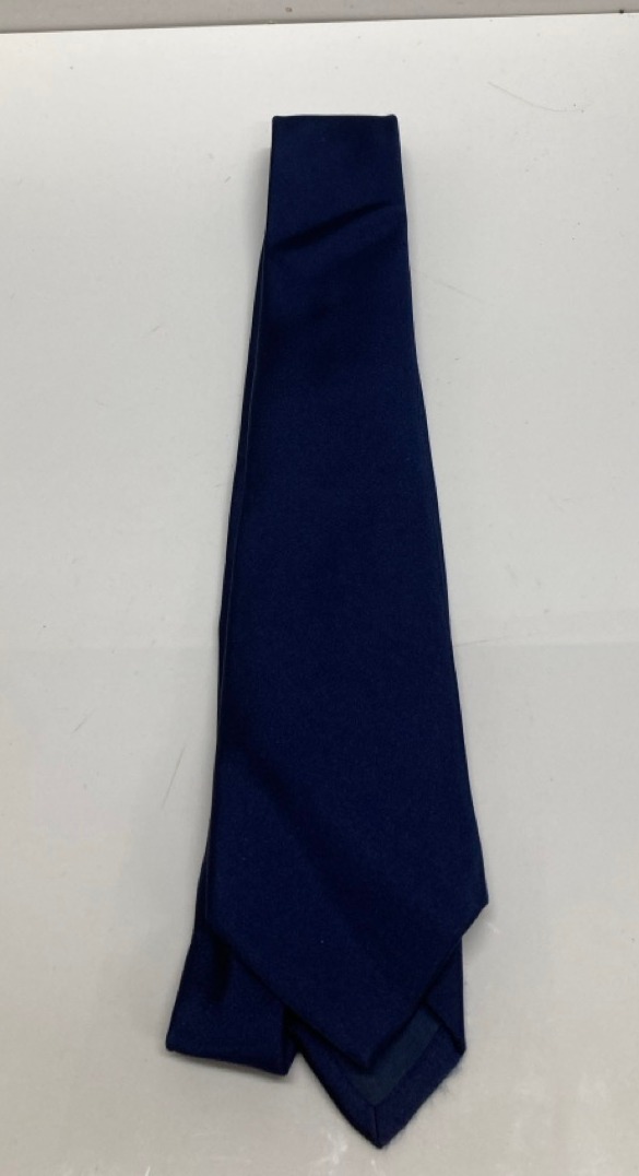 Lot 252  
            Edinburgh SR20 - Delivery Only 

                
CHURCH'S FORMAL TIE IN NAVY BLUE SILK : LOCATION - TABLE 1
