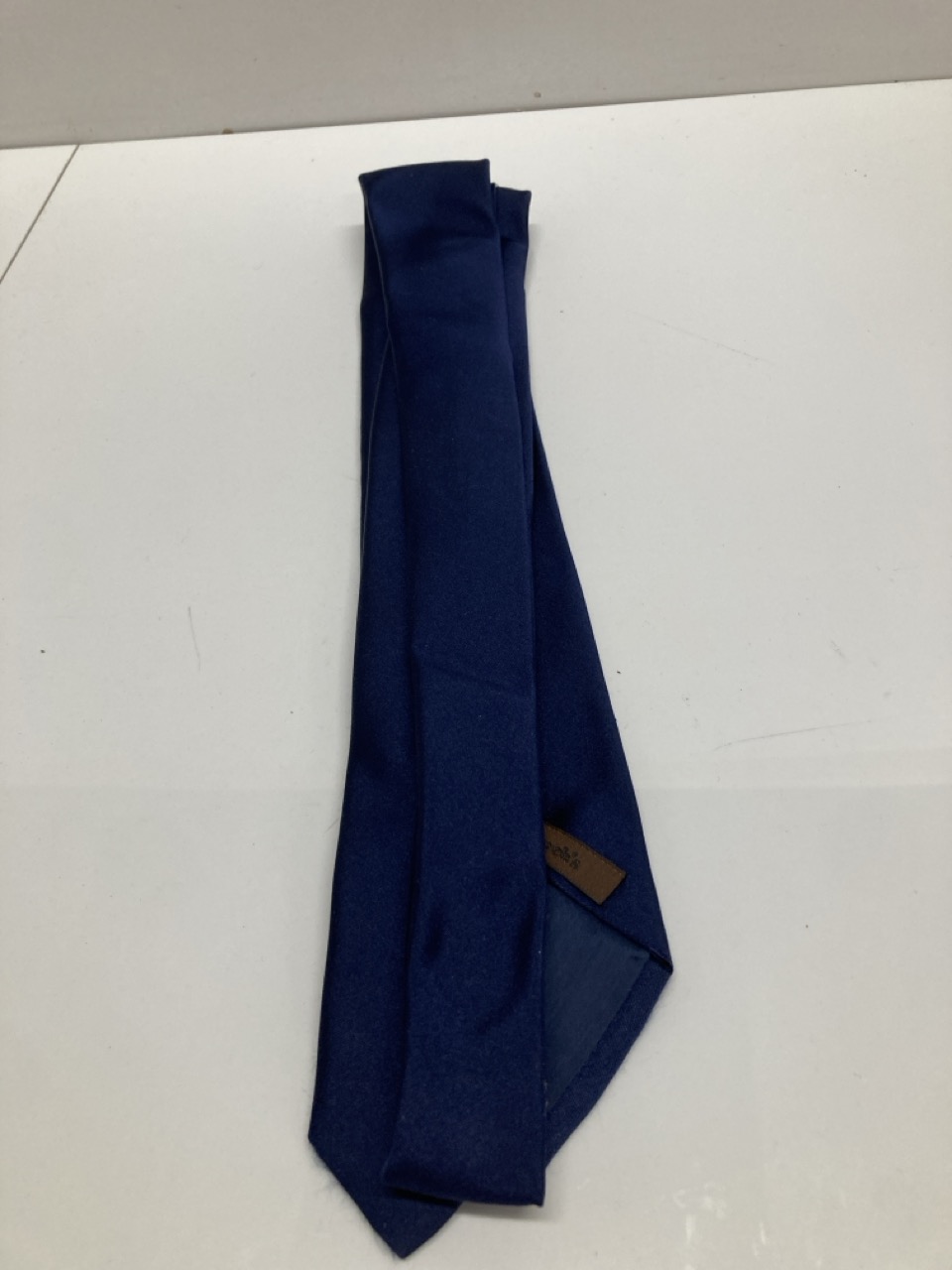 Lot 252  
            Edinburgh SR20 - Delivery Only 

                
CHURCH'S FORMAL TIE IN NAVY BLUE SILK : LOCATION - TABLE 1
