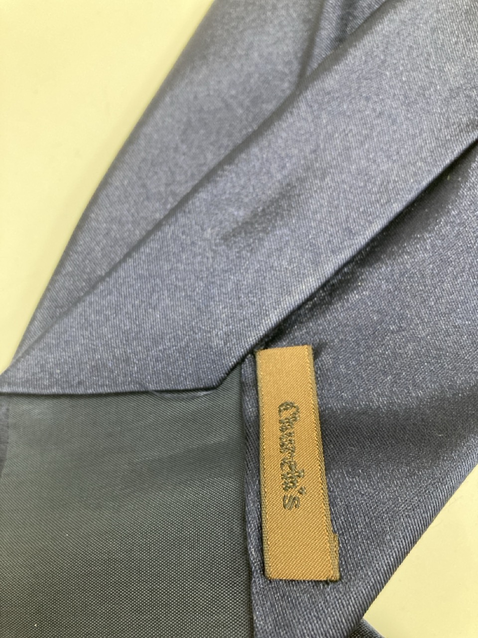 Lot 252  
            Edinburgh SR20 - Delivery Only 

                
CHURCH'S FORMAL TIE IN NAVY BLUE SILK : LOCATION - TABLE 1
