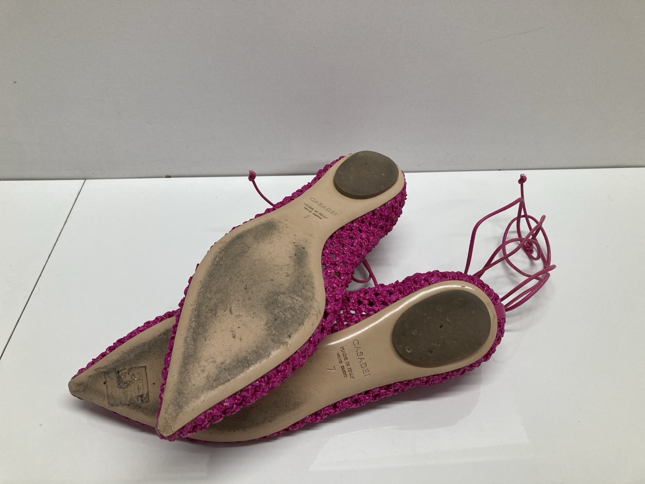 Lot 253  
            Edinburgh SR20 - Delivery Only 

                
CASADEI ANKLE-WRAP BALLET FLATS IN PINK LEATHER SIZE UK7: LOCATION - TABLE 1