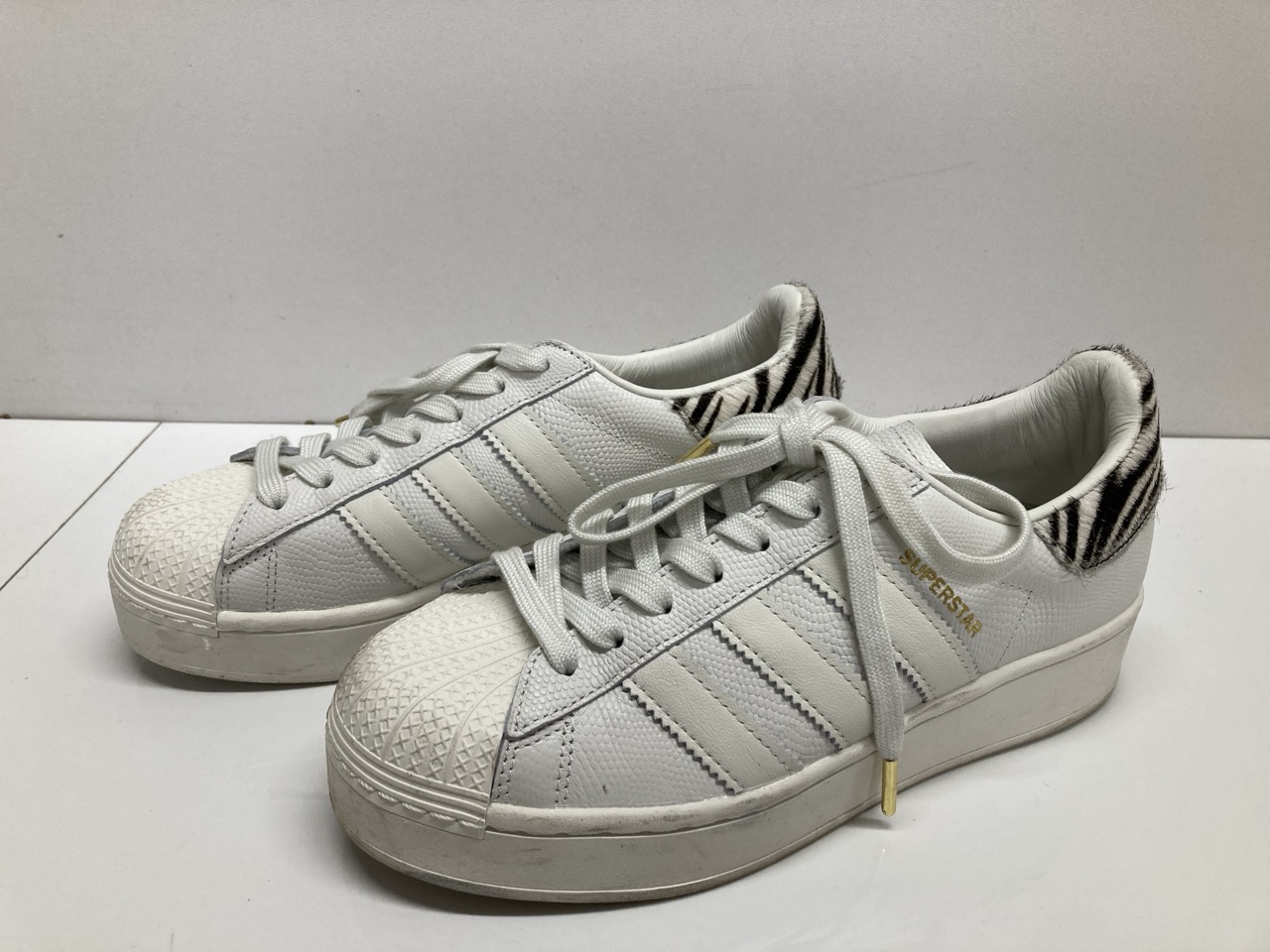 Lot 255  
            Edinburgh SR20 - Delivery Only 

                
ADIDAS SUPERSTAR BOLD ZEBRA PRINT SNEAKERS IN WHITE LEATHER SIZE UK 6.5: LOCATION...