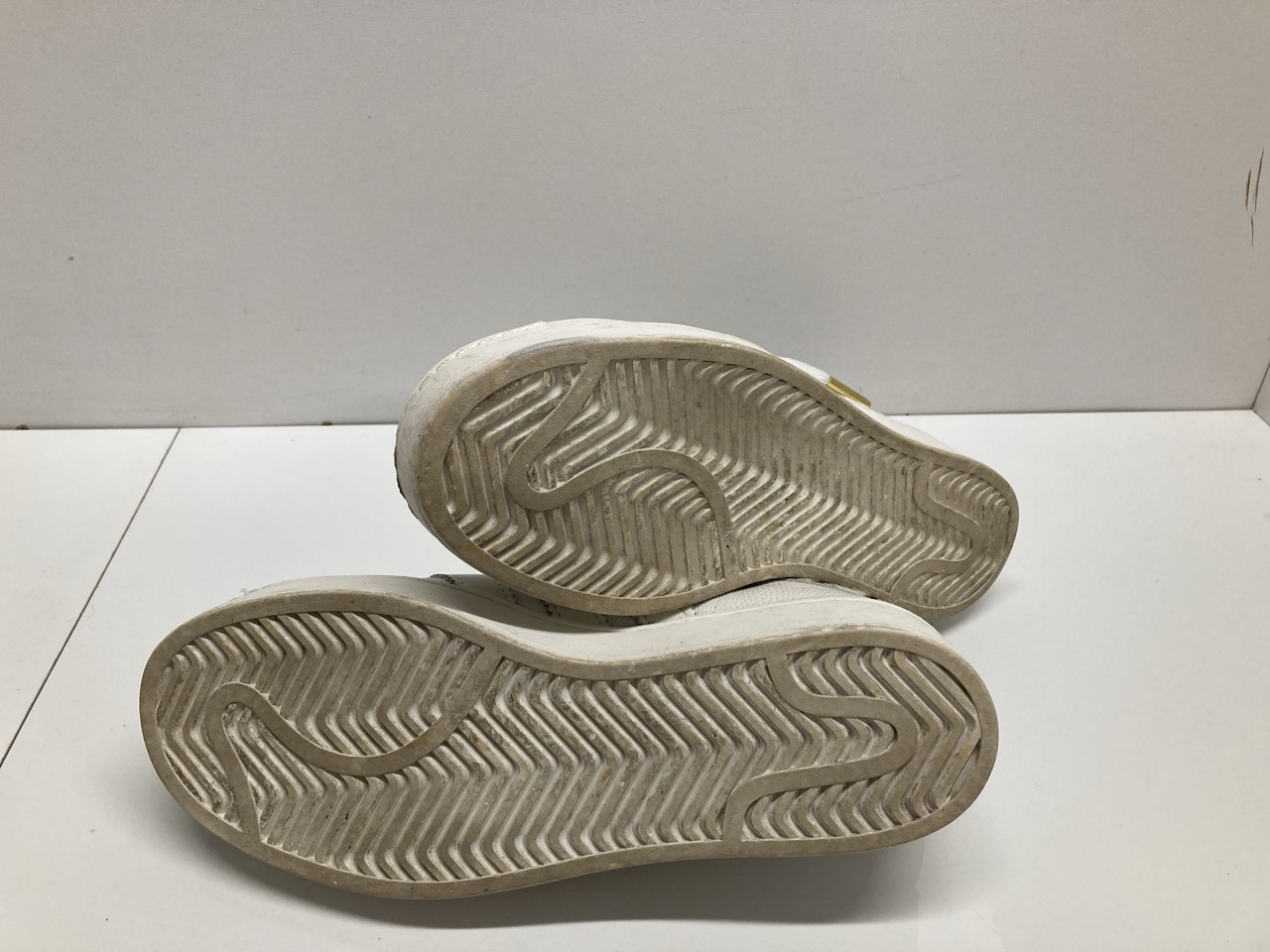 Lot 255  
            Edinburgh SR20 - Delivery Only 

                
ADIDAS SUPERSTAR BOLD ZEBRA PRINT SNEAKERS IN WHITE LEATHER SIZE UK 6.5: LOCATION...