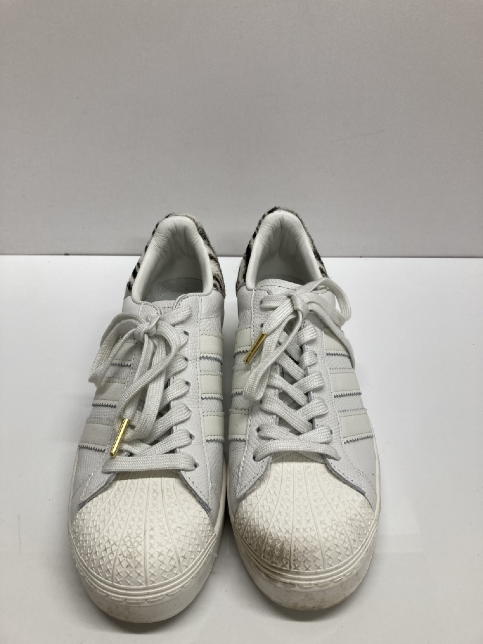 Lot 255  
            Edinburgh SR20 - Delivery Only 

                
ADIDAS SUPERSTAR BOLD ZEBRA PRINT SNEAKERS IN WHITE LEATHER SIZE UK 6.5: LOCATION...