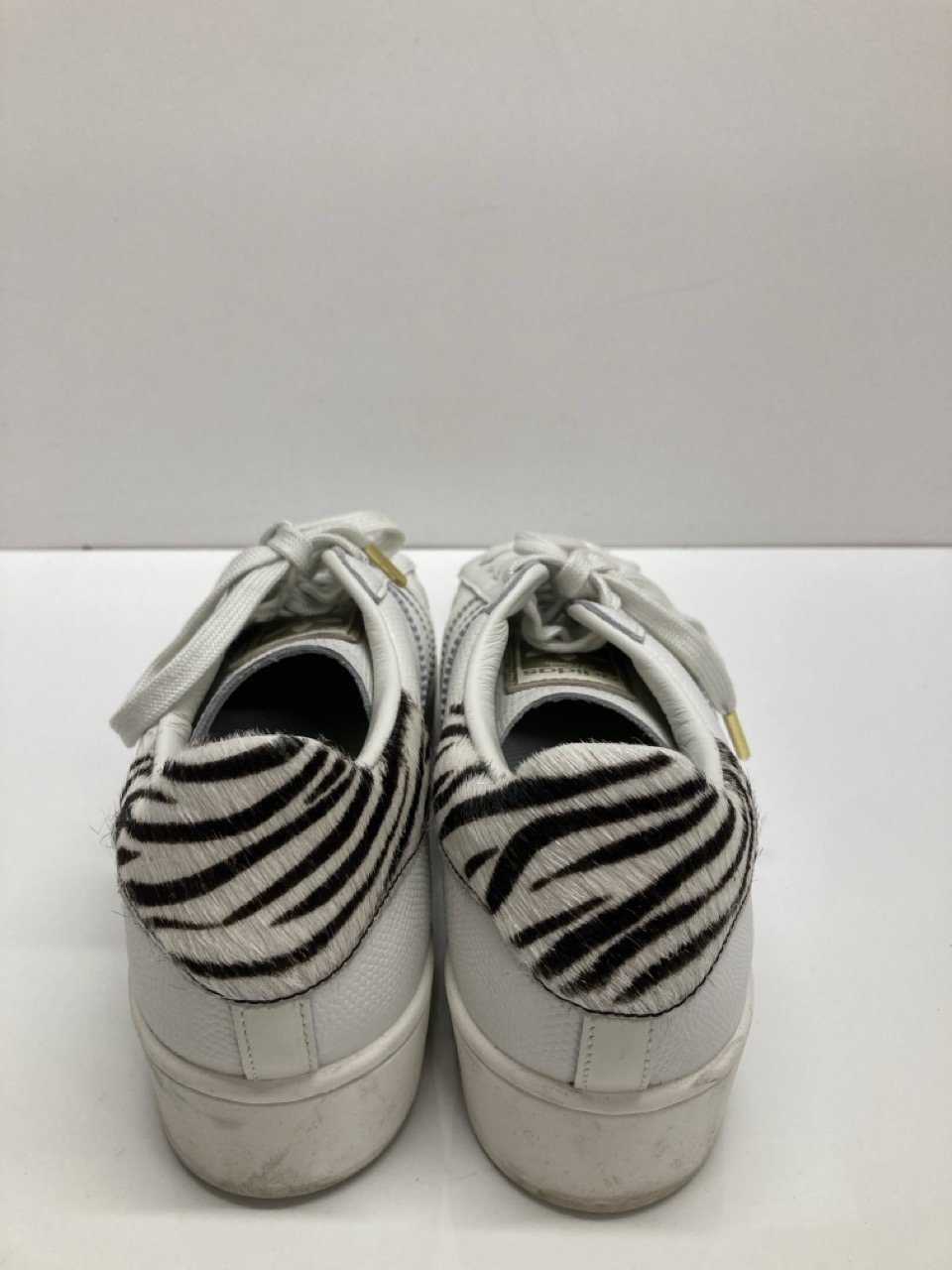 Lot 255  
            Edinburgh SR20 - Delivery Only 

                
ADIDAS SUPERSTAR BOLD ZEBRA PRINT SNEAKERS IN WHITE LEATHER SIZE UK 6.5: LOCATION...