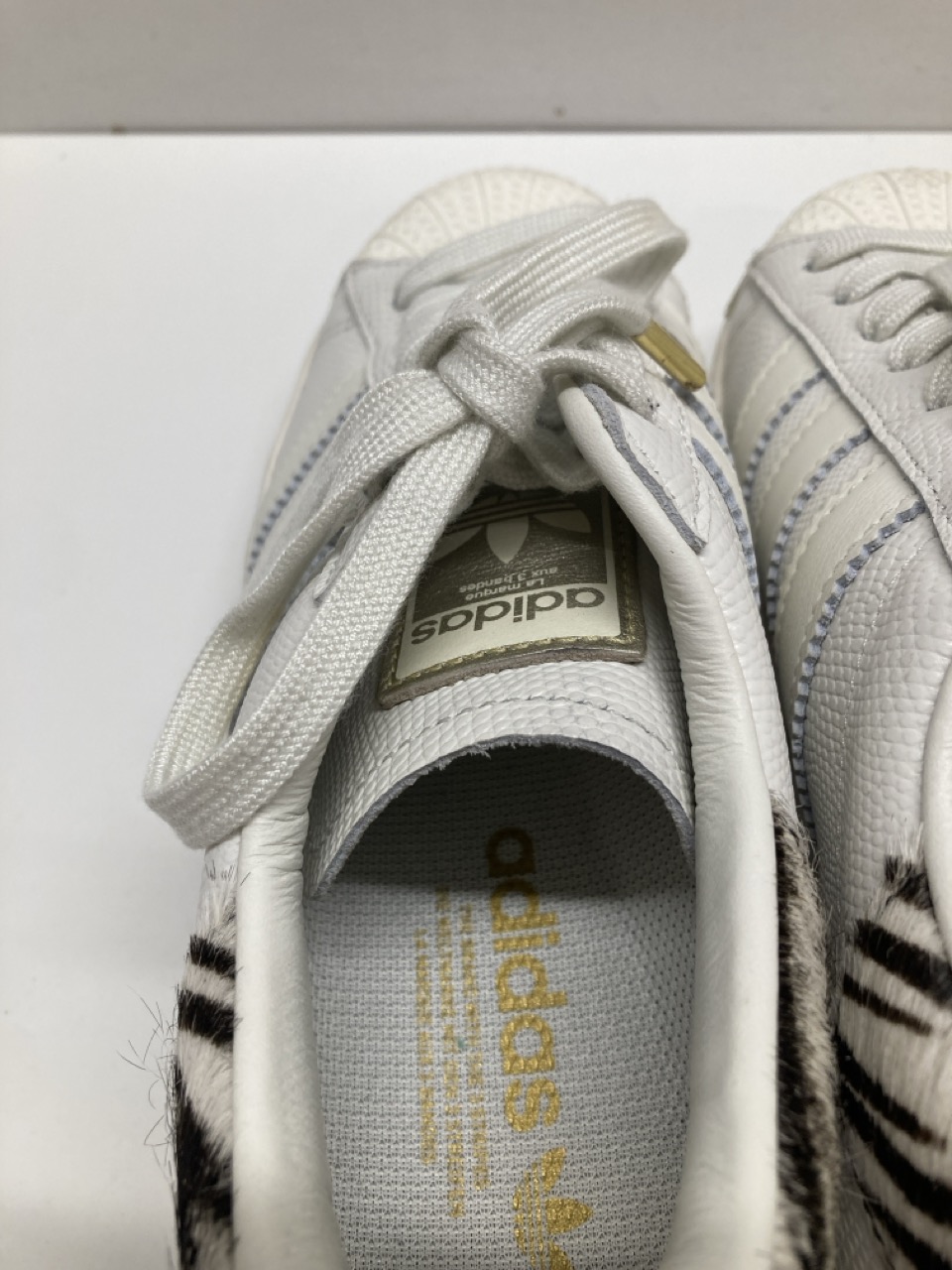 Lot 255  
            Edinburgh SR20 - Delivery Only 

                
ADIDAS SUPERSTAR BOLD ZEBRA PRINT SNEAKERS IN WHITE LEATHER SIZE UK 6.5: LOCATION...