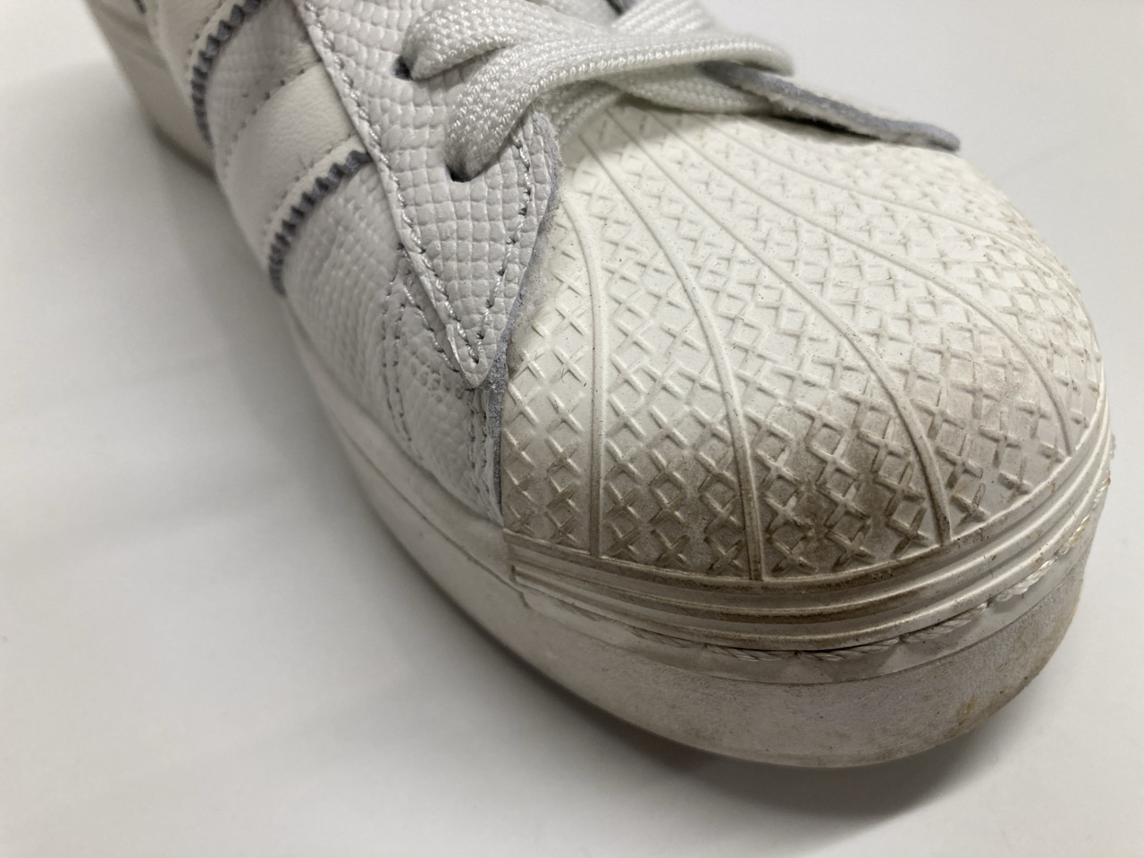 Lot 255  
            Edinburgh SR20 - Delivery Only 

                
ADIDAS SUPERSTAR BOLD ZEBRA PRINT SNEAKERS IN WHITE LEATHER SIZE UK 6.5: LOCATION...