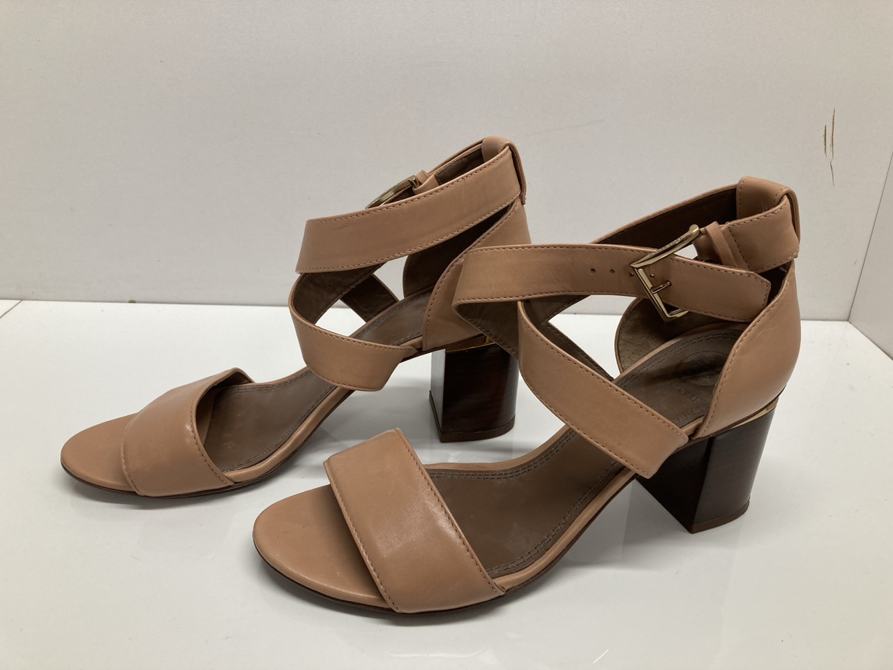 Lot 256  
            Edinburgh SR20 - Delivery Only 

                
TORY BURCH JONES 70MM BLOCK HEEL SANDALS IN BEIGE LEATHER NO SIZE: LOCATION - TAB...