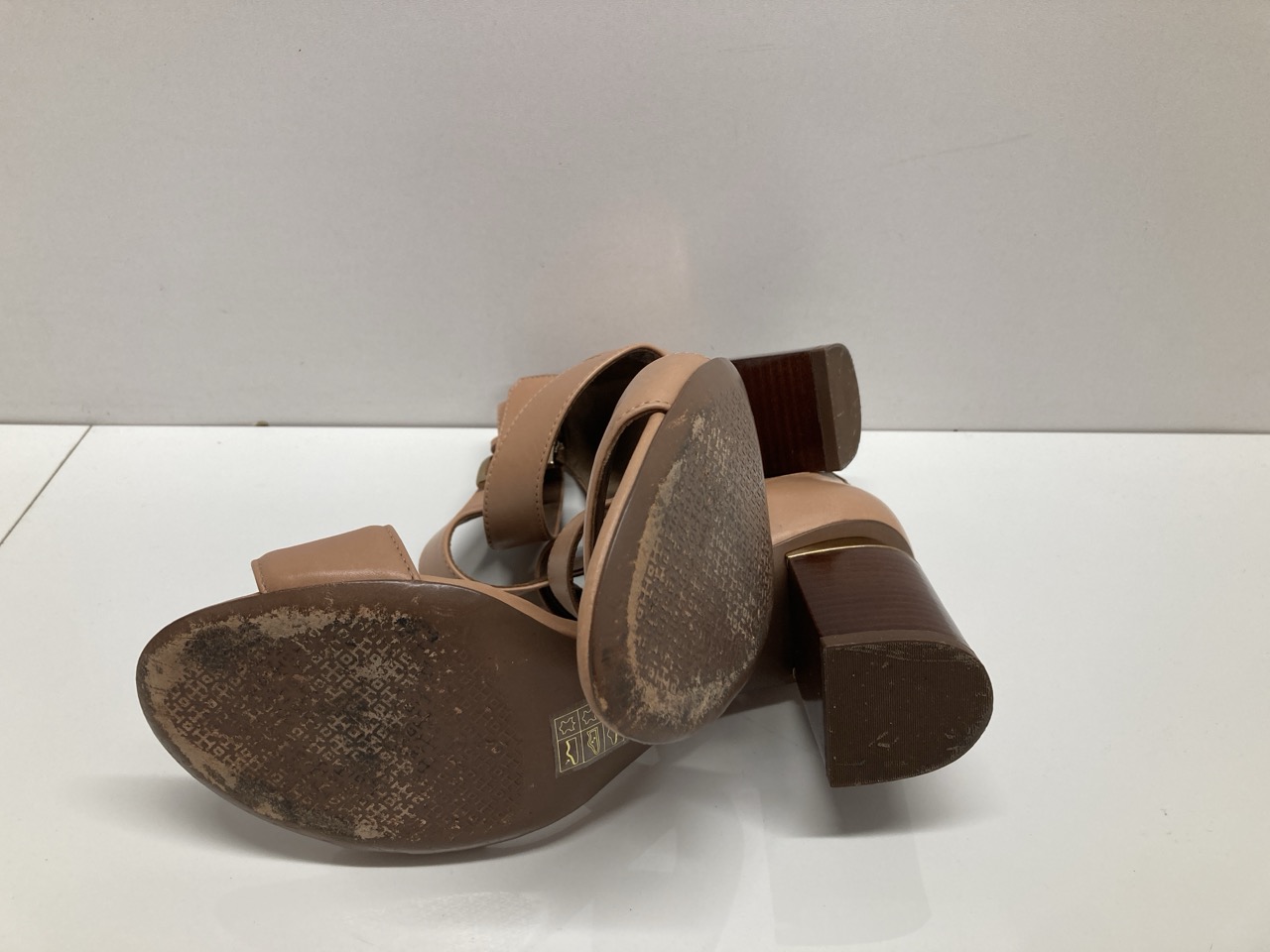 Lot 256  
            Edinburgh SR20 - Delivery Only 

                
TORY BURCH JONES 70MM BLOCK HEEL SANDALS IN BEIGE LEATHER NO SIZE: LOCATION - TAB...