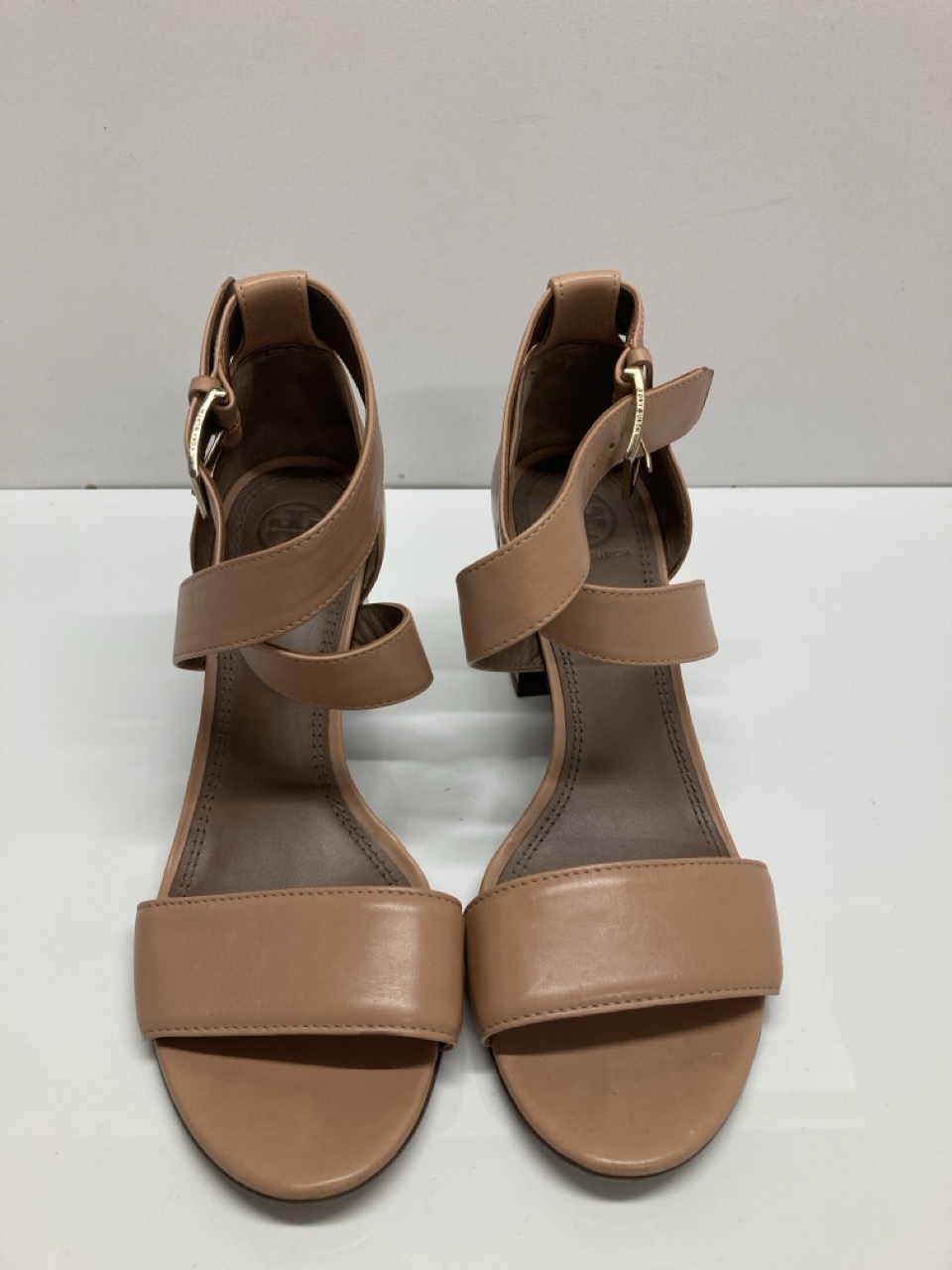 Lot 256  
            Edinburgh SR20 - Delivery Only 

                
TORY BURCH JONES 70MM BLOCK HEEL SANDALS IN BEIGE LEATHER NO SIZE: LOCATION - TAB...