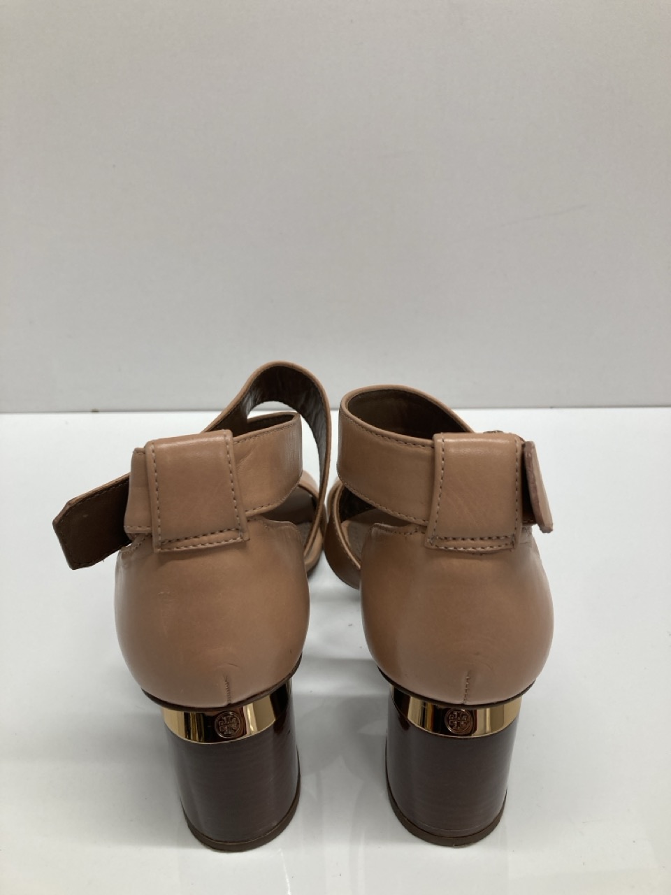 Lot 256  
            Edinburgh SR20 - Delivery Only 

                
TORY BURCH JONES 70MM BLOCK HEEL SANDALS IN BEIGE LEATHER NO SIZE: LOCATION - TAB...