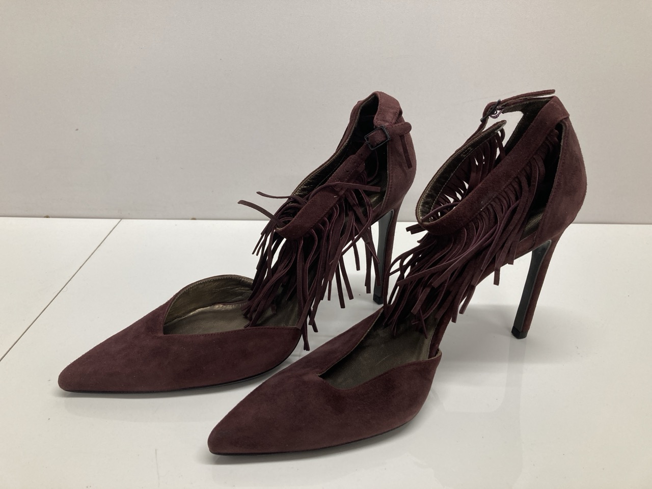 Lot 257  
            Edinburgh SR20 - Delivery Only 

                
STUART WEITZMAN FRINGELICA ANKLE STRAP HEELS IN BURGUNDY SUEDE NO SIZE: LOCATION ...