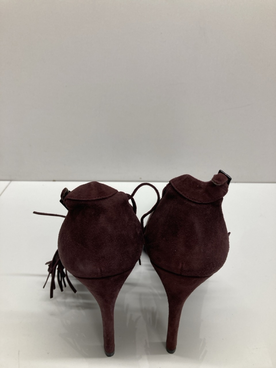 Lot 257  
            Edinburgh SR20 - Delivery Only 

                
STUART WEITZMAN FRINGELICA ANKLE STRAP HEELS IN BURGUNDY SUEDE NO SIZE: LOCATION ...