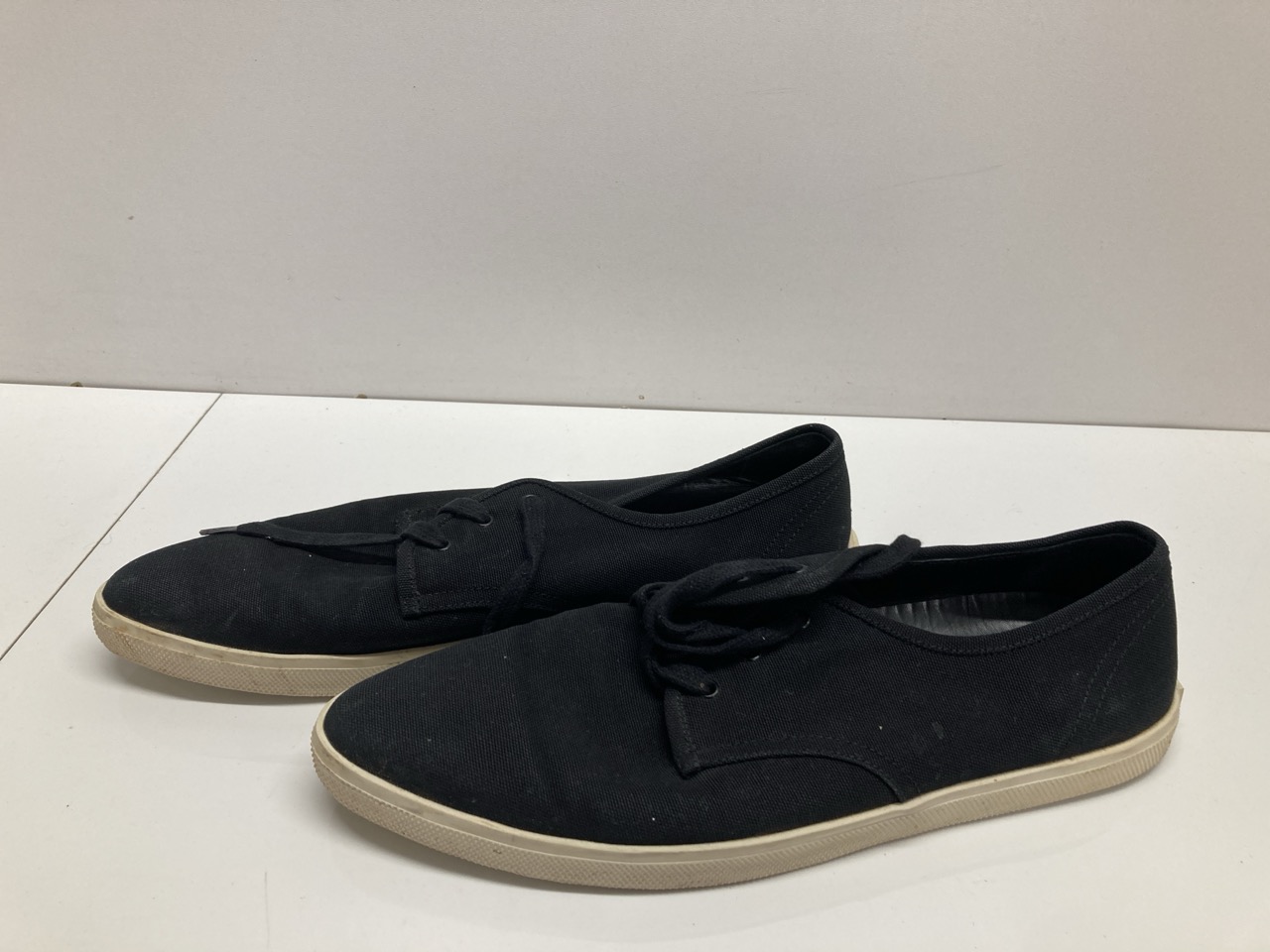Lot 258  
            Edinburgh SR20 - Delivery Only 

                
CELINE LOW TOP SNEAKERS IN BLACK CANVAS NO SIZE: LOCATION - TABLE 1