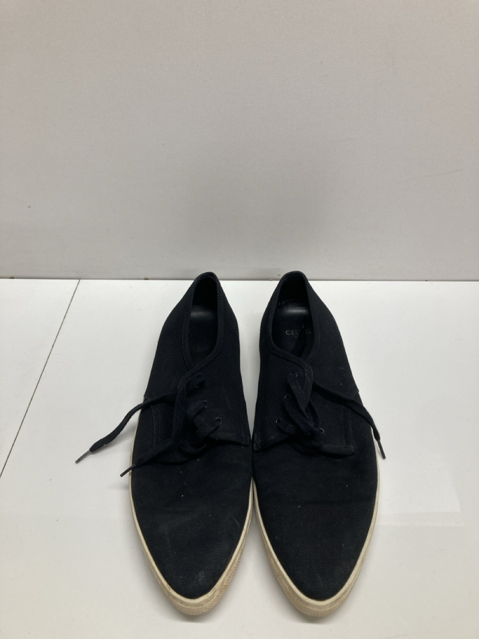 Lot 258  
            Edinburgh SR20 - Delivery Only 

                
CELINE LOW TOP SNEAKERS IN BLACK CANVAS NO SIZE: LOCATION - TABLE 1