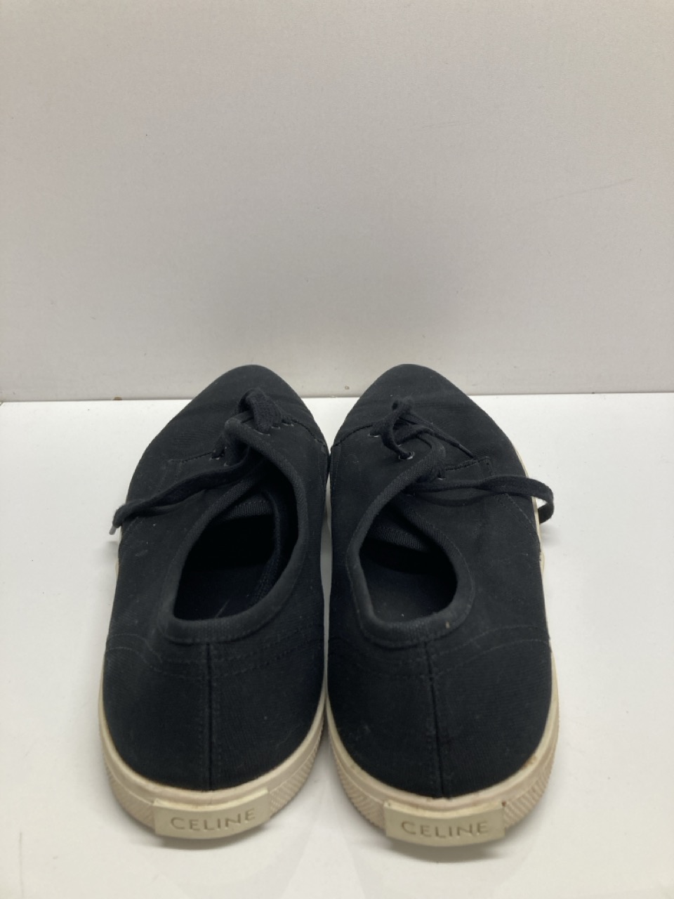 Lot 258  
            Edinburgh SR20 - Delivery Only 

                
CELINE LOW TOP SNEAKERS IN BLACK CANVAS NO SIZE: LOCATION - TABLE 1