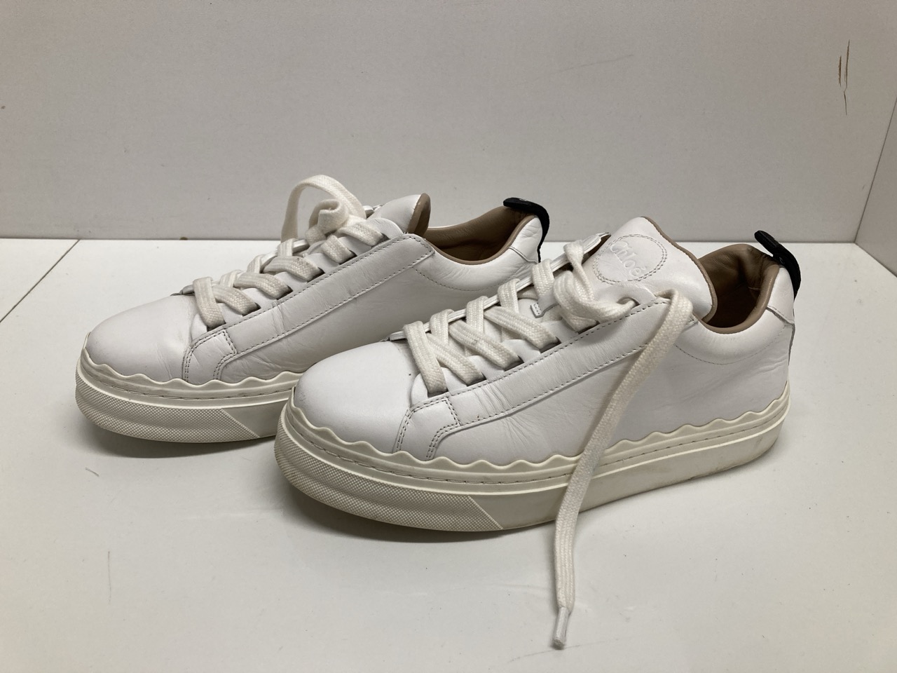 Lot 259  
            Edinburgh SR20 - Delivery Only 

                
CHLOÉ LAUREN SCALLOPED LACE-UP SNEAKERS IN WHITE LEATHER SIZE 35: LOCATION - TABLE 1