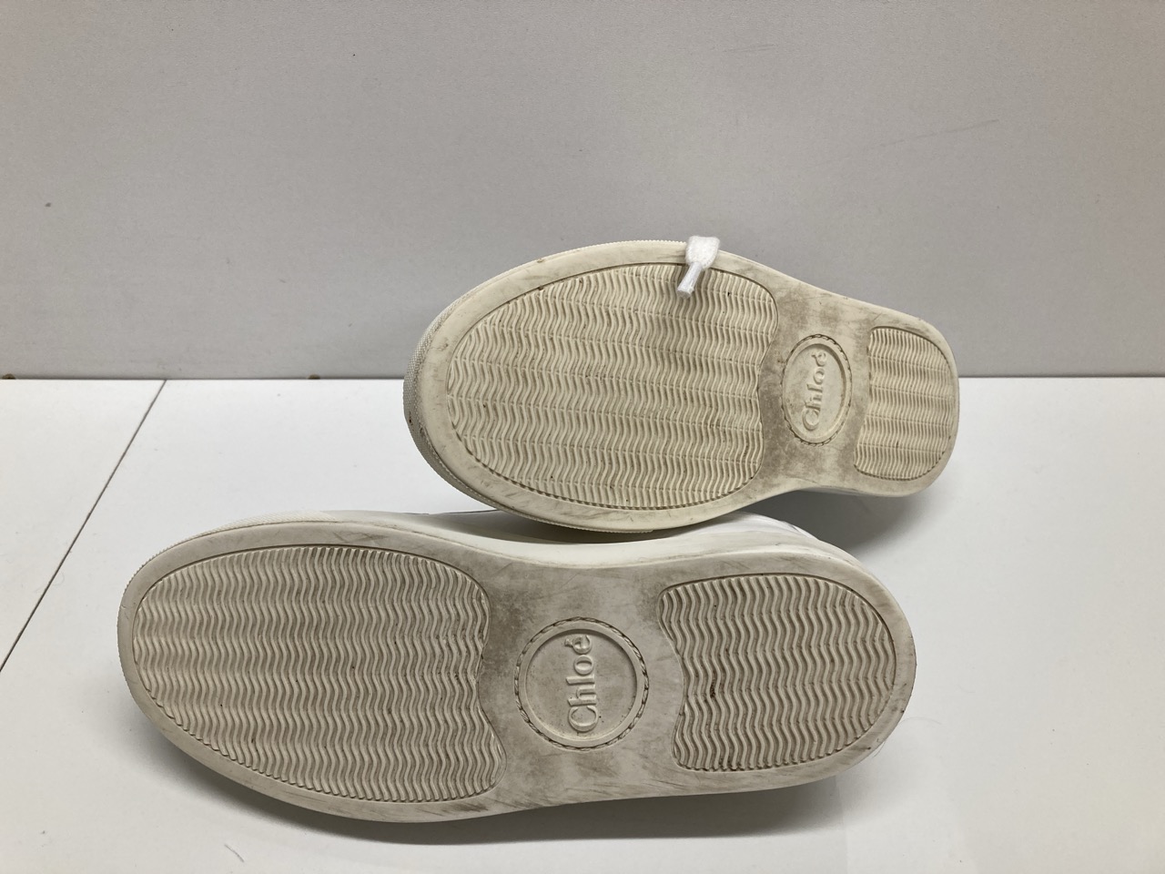 Lot 259  
            Edinburgh SR20 - Delivery Only 

                
CHLOÉ LAUREN SCALLOPED LACE-UP SNEAKERS IN WHITE LEATHER SIZE 35: LOCATION - TABLE 1