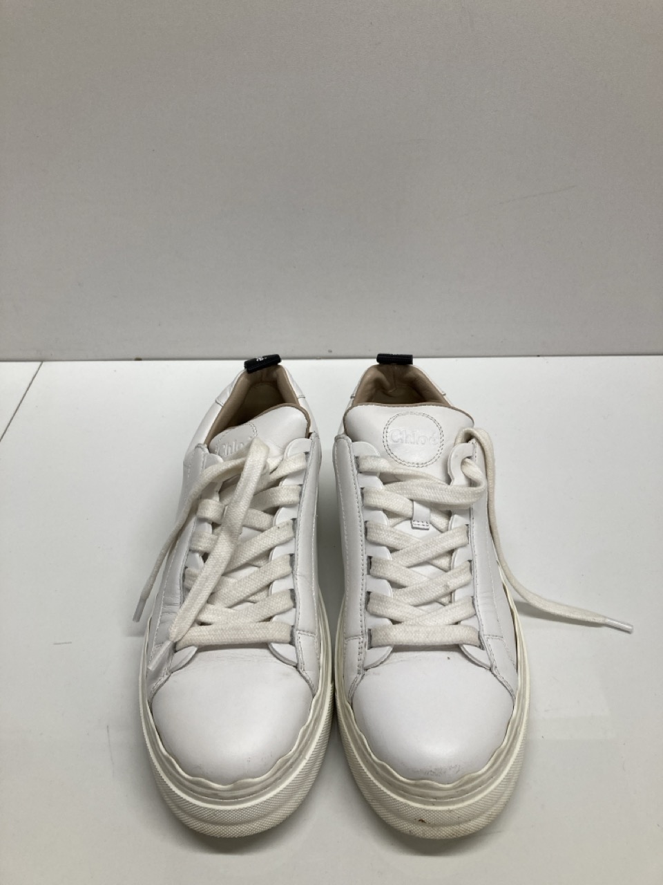 Lot 259  
            Edinburgh SR20 - Delivery Only 

                
CHLOÉ LAUREN SCALLOPED LACE-UP SNEAKERS IN WHITE LEATHER SIZE 35: LOCATION - TABLE 1