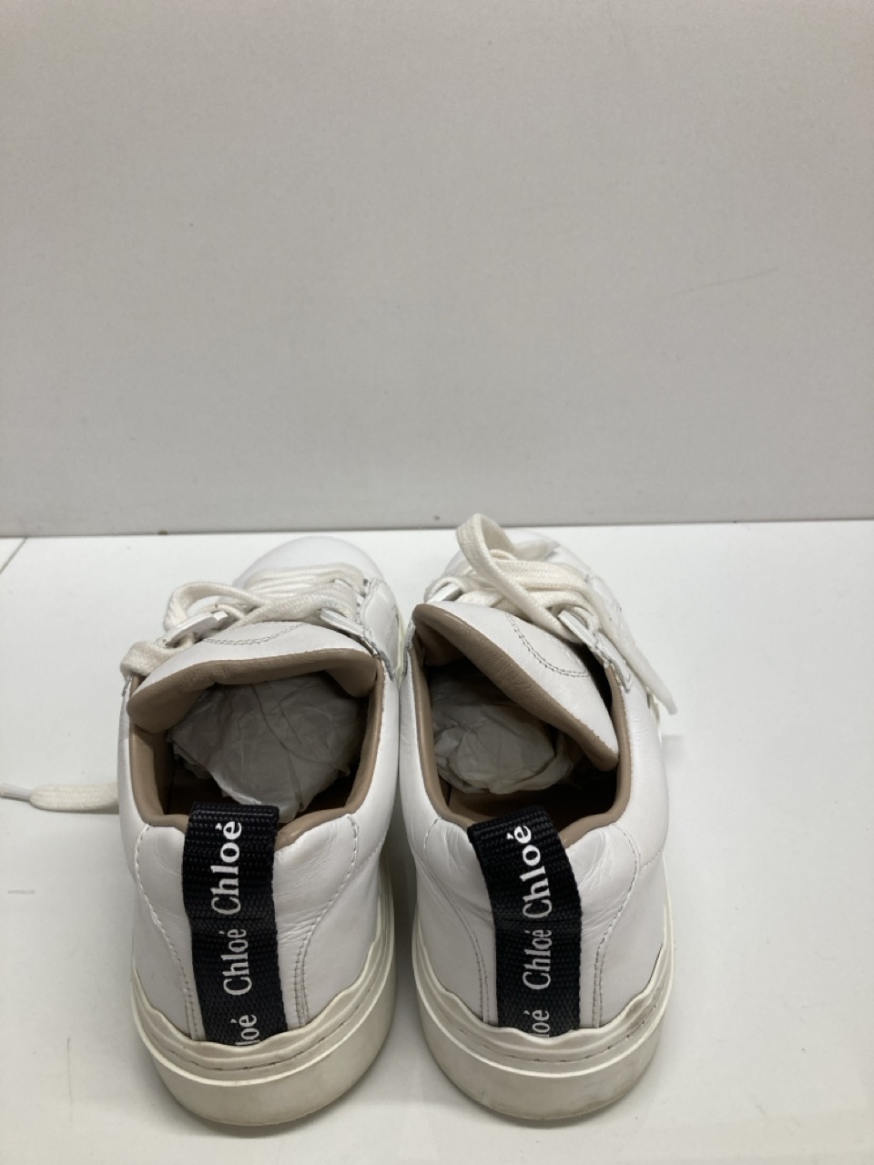 Lot 259  
            Edinburgh SR20 - Delivery Only 

                
CHLOÉ LAUREN SCALLOPED LACE-UP SNEAKERS IN WHITE LEATHER SIZE 35: LOCATION - TABLE 1