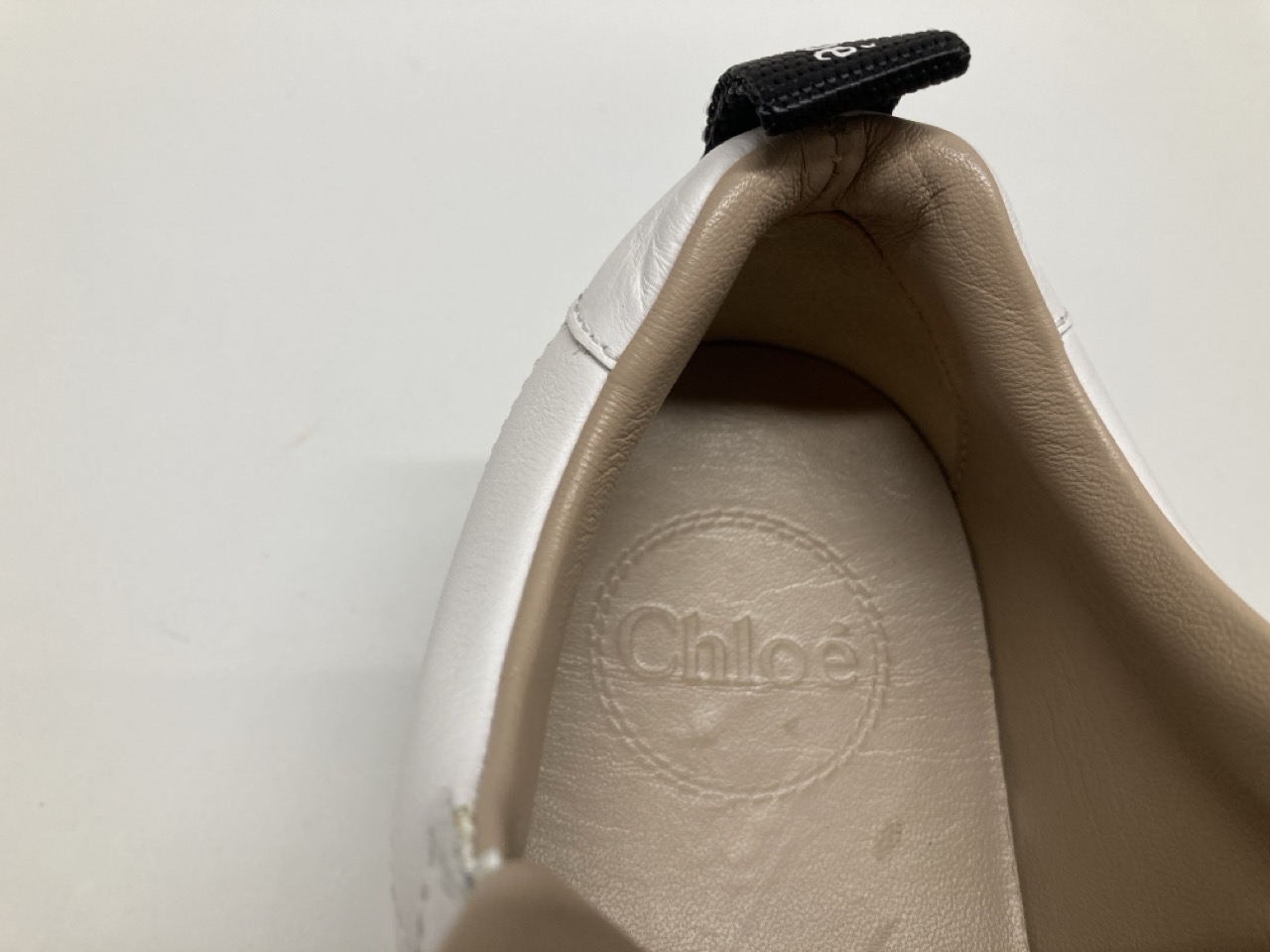 Lot 259  
            Edinburgh SR20 - Delivery Only 

                
CHLOÉ LAUREN SCALLOPED LACE-UP SNEAKERS IN WHITE LEATHER SIZE 35: LOCATION - TABLE 1