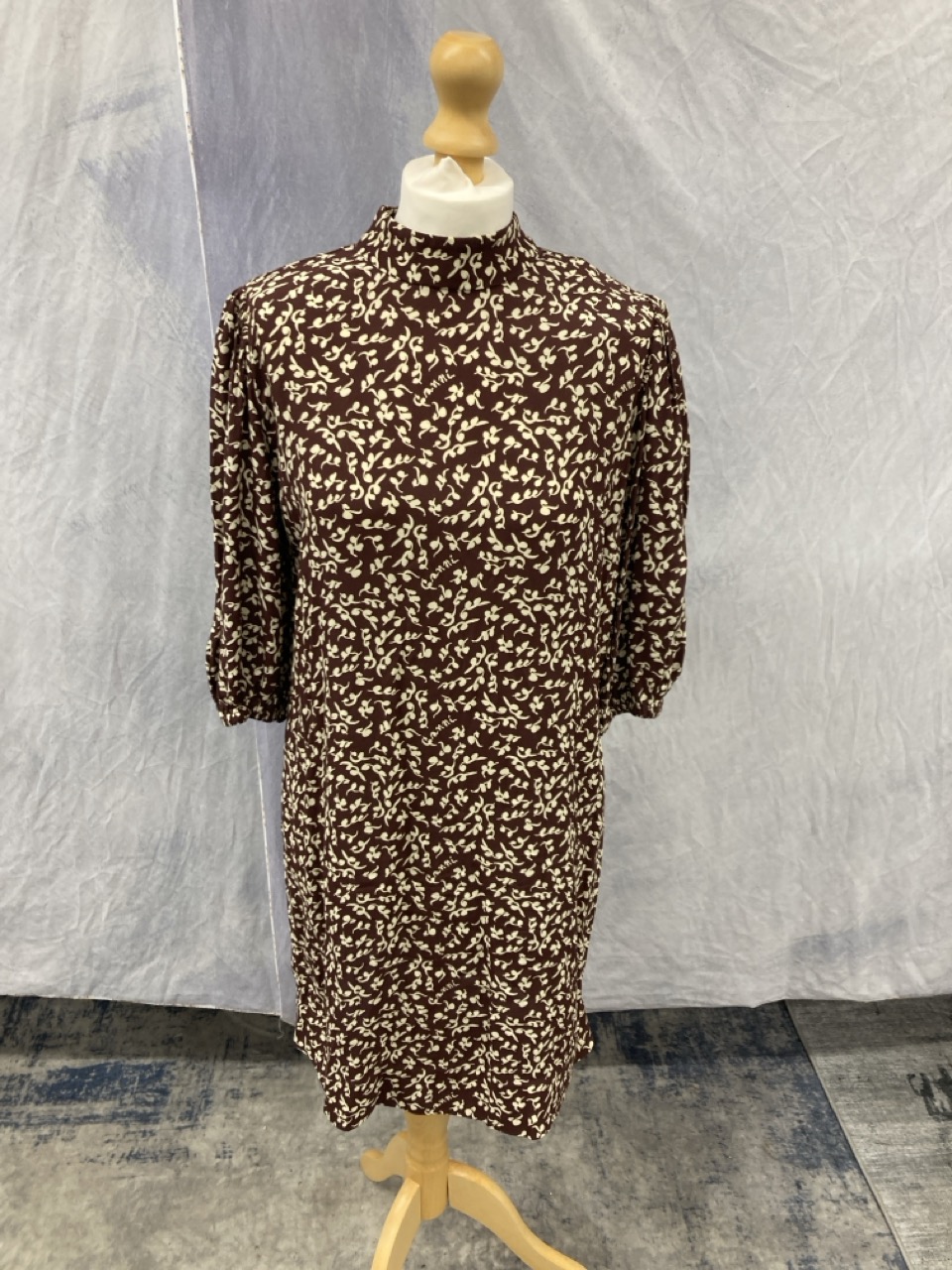 Lot 25  
            Edinburgh SR20 - Delivery Only 

                
GANNI FOLIAGE-PRINT MINI SHIRT DRESS IN BROWN PRINT VISCOSE NO SIZE : LOCATION - ...