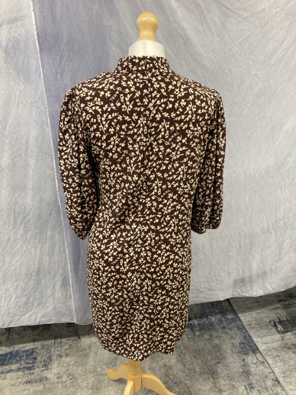 Lot 25  
            Edinburgh SR20 - Delivery Only 

                
GANNI FOLIAGE-PRINT MINI SHIRT DRESS IN BROWN PRINT VISCOSE NO SIZE : LOCATION - ...