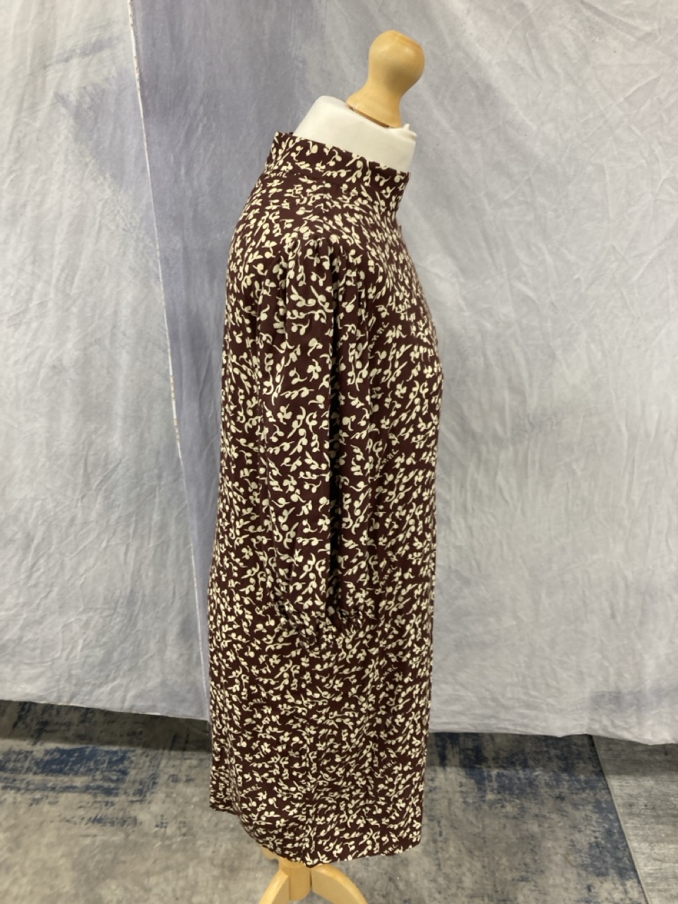 Lot 25  
            Edinburgh SR20 - Delivery Only 

                
GANNI FOLIAGE-PRINT MINI SHIRT DRESS IN BROWN PRINT VISCOSE NO SIZE : LOCATION - ...