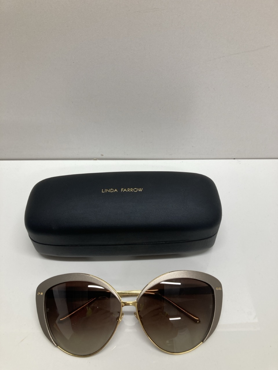 Lot 261  
            Edinburgh SR20 - Delivery Only 

                
LINDA FARROW 579 C5 CAT EYE SUNGLASSES IN GOLD METAL: LOCATION - TABLE 1