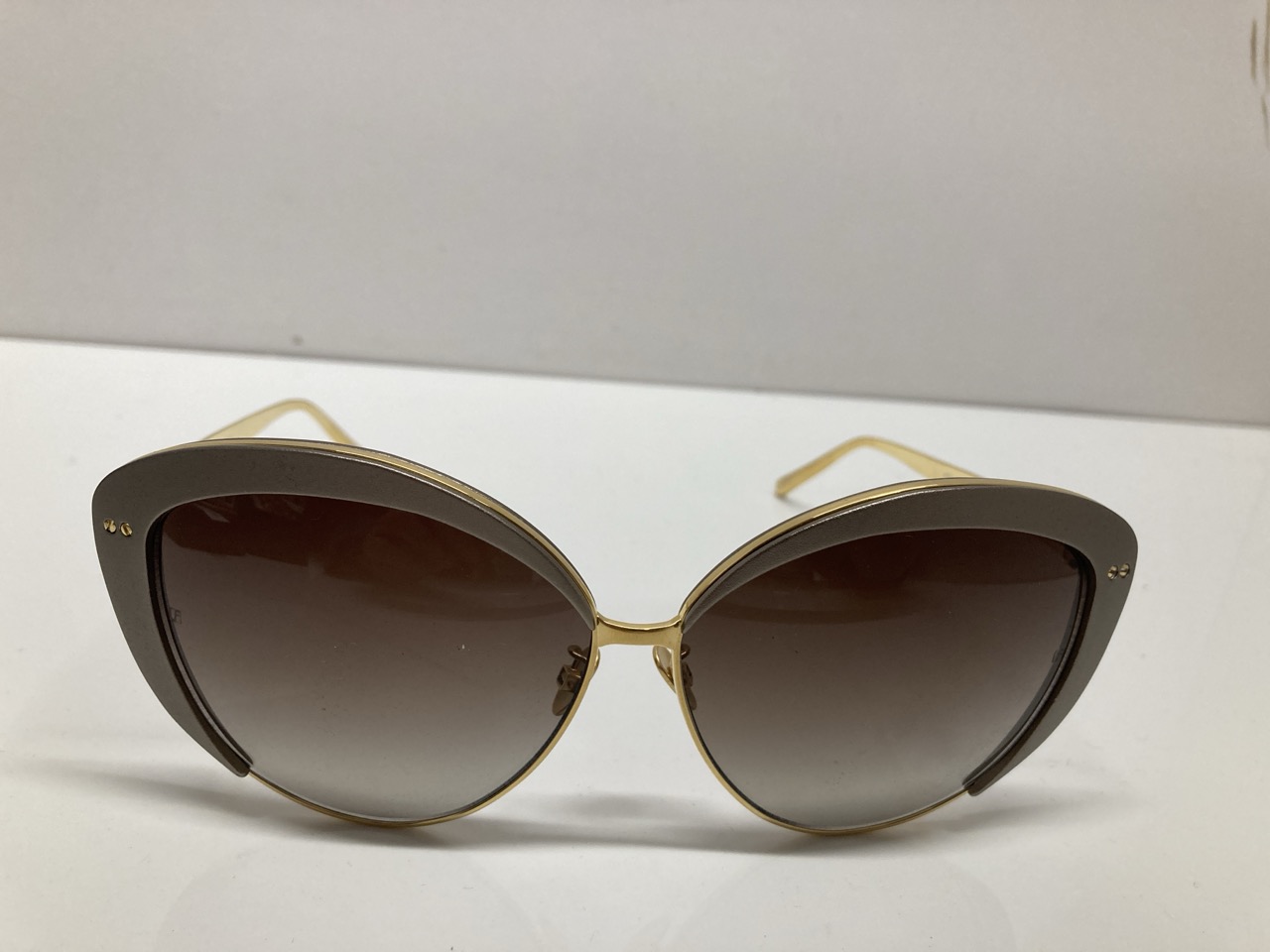 Lot 261  
            Edinburgh SR20 - Delivery Only 

                
LINDA FARROW 579 C5 CAT EYE SUNGLASSES IN GOLD METAL: LOCATION - TABLE 1