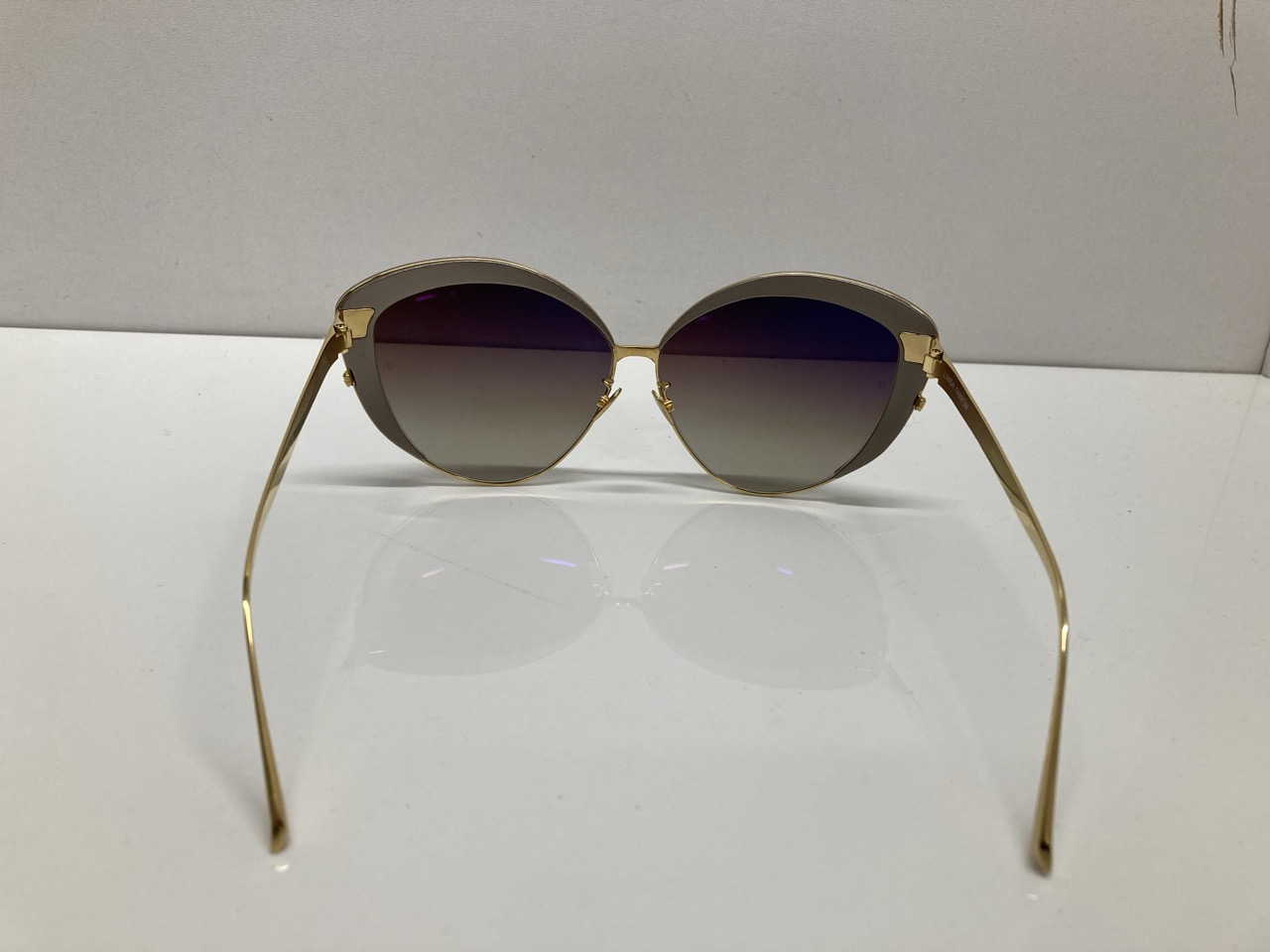 Lot 261  
            Edinburgh SR20 - Delivery Only 

                
LINDA FARROW 579 C5 CAT EYE SUNGLASSES IN GOLD METAL: LOCATION - TABLE 1